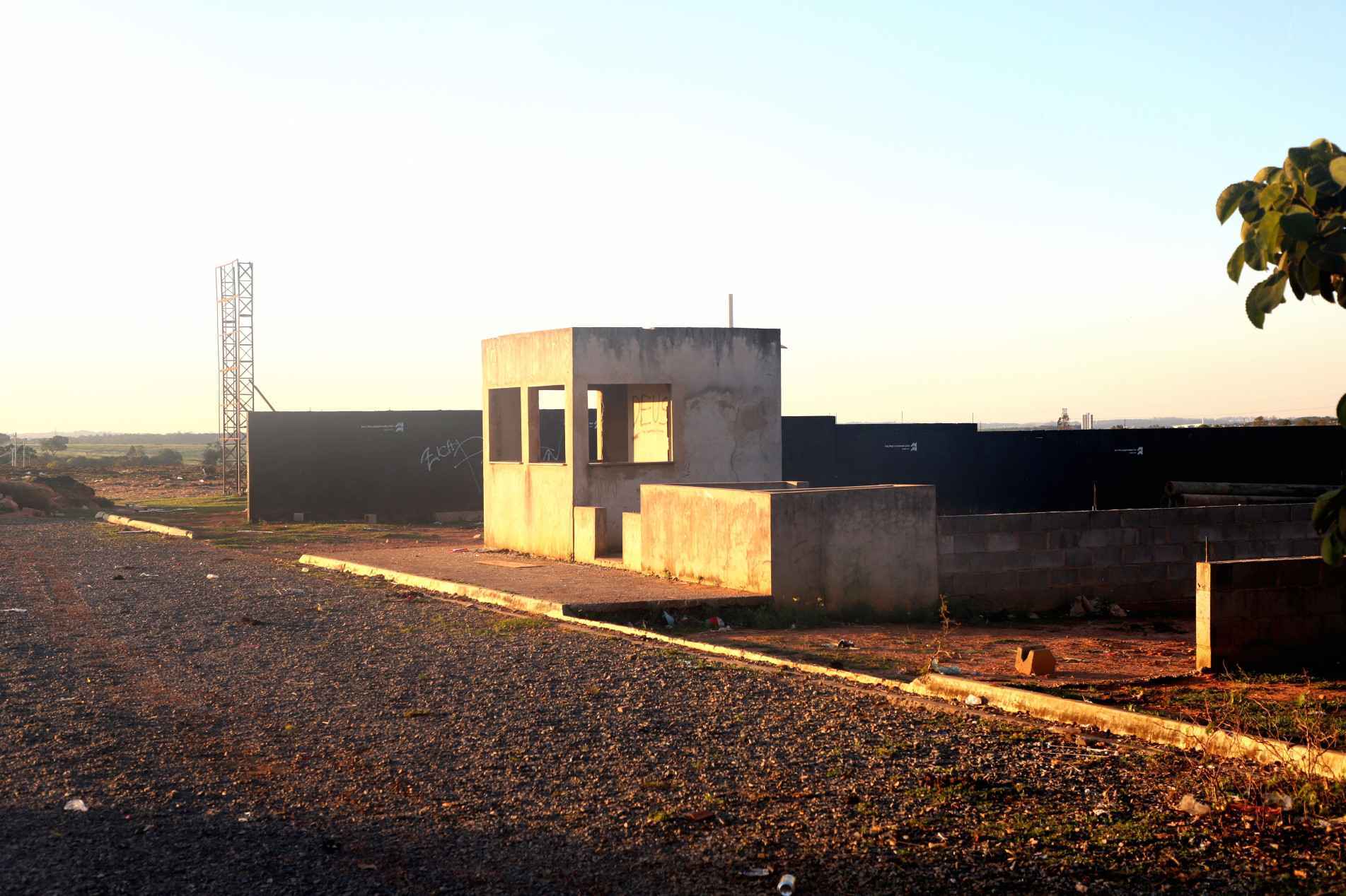 Portaria e muro são únicas construções no terreno do residencial, no Jardim Tropical