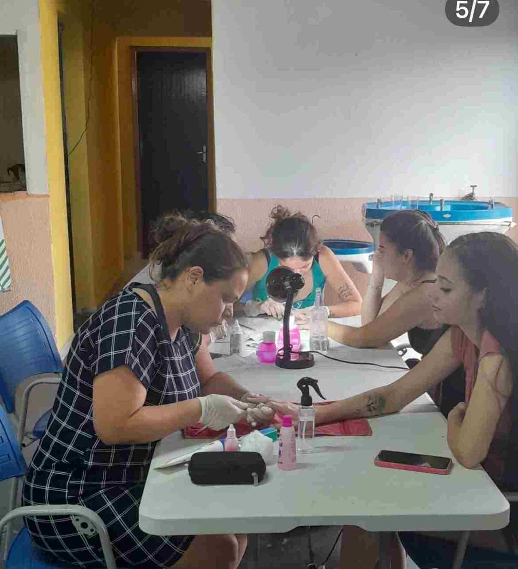 Projeto reúne oportunidade para crianças e adultos, incentivando a convivência, o desenvolvimento de habilidades e a geração de renda