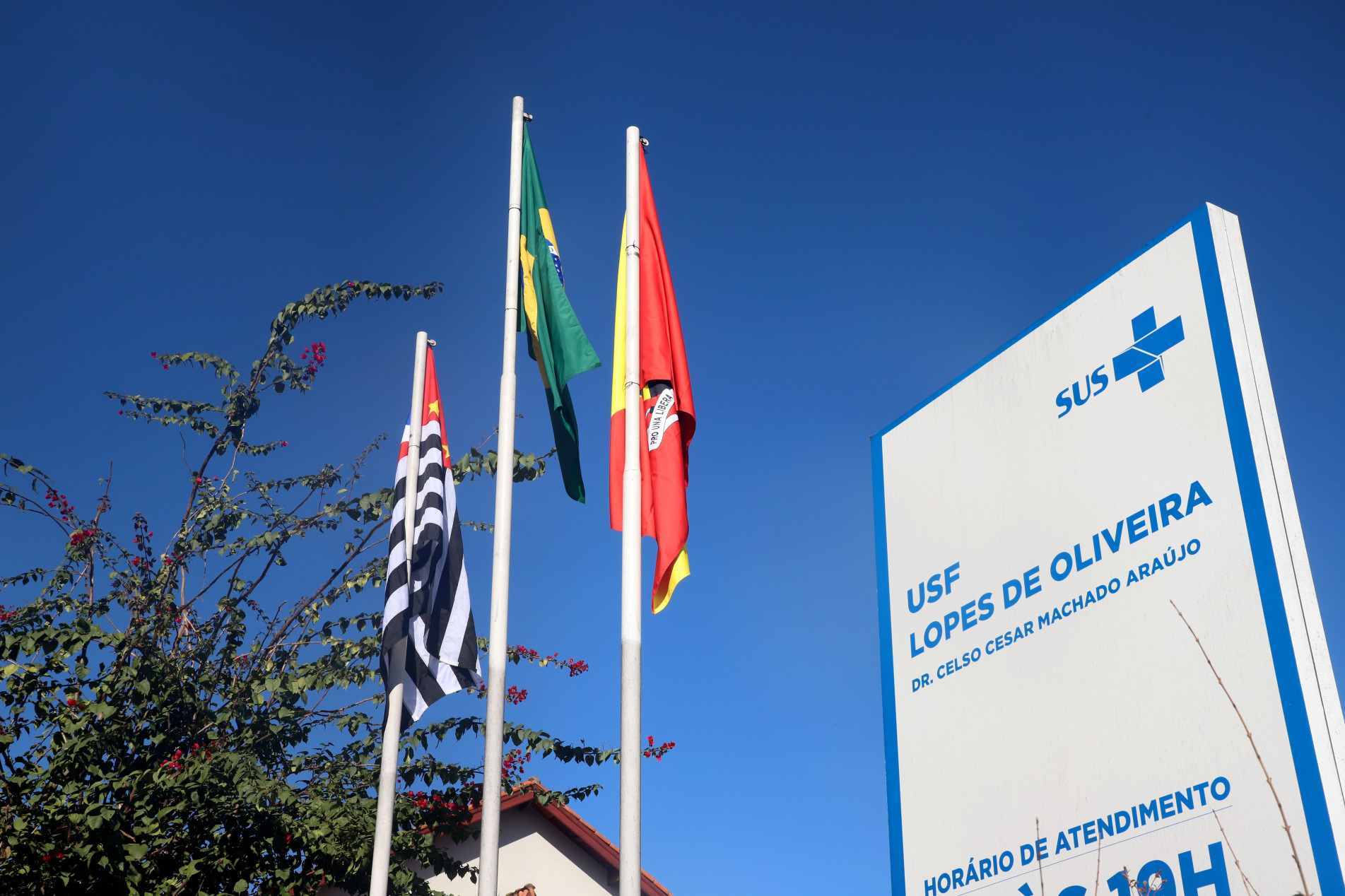 Desgastada há mais de 20 dias,
símbolo nacional foi reparado pelo executivo