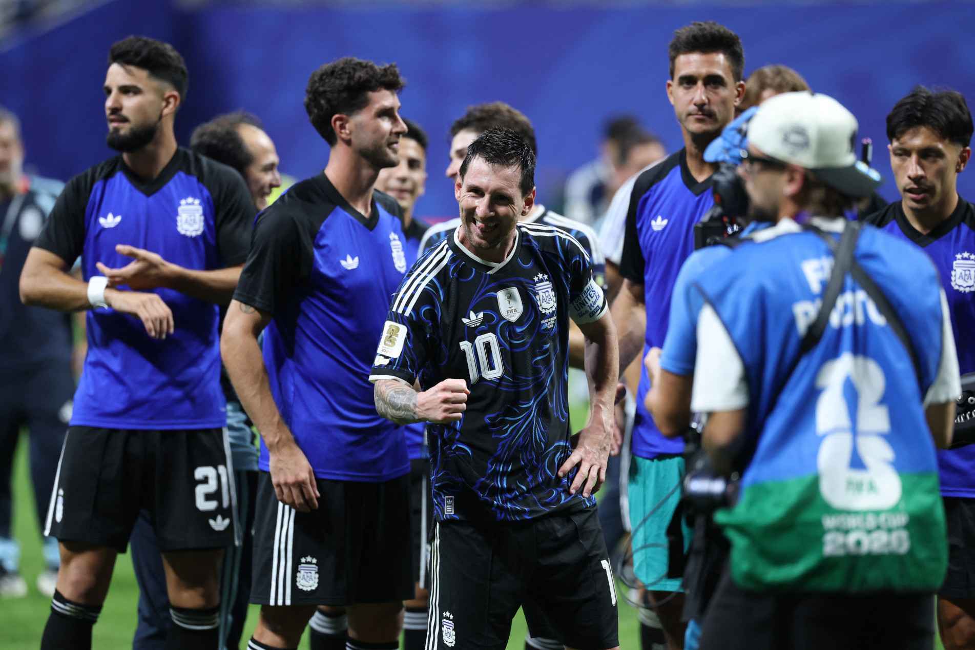 Messi comemora: nos acréscimos, camisa 10 participa de jogada decisiva 
