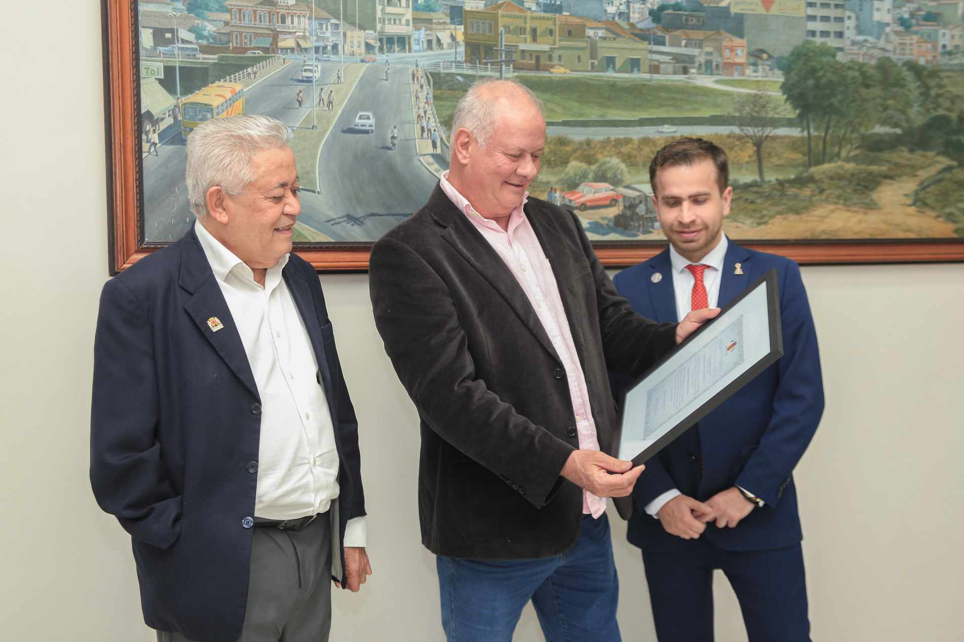 Na foto, da esquerda para a direita, o presidente da Câmara de Sorocaba, Luis Santos; o diretor editorial da FUA, Rubens Cury Basso; e o vereador Ítalo Moreira