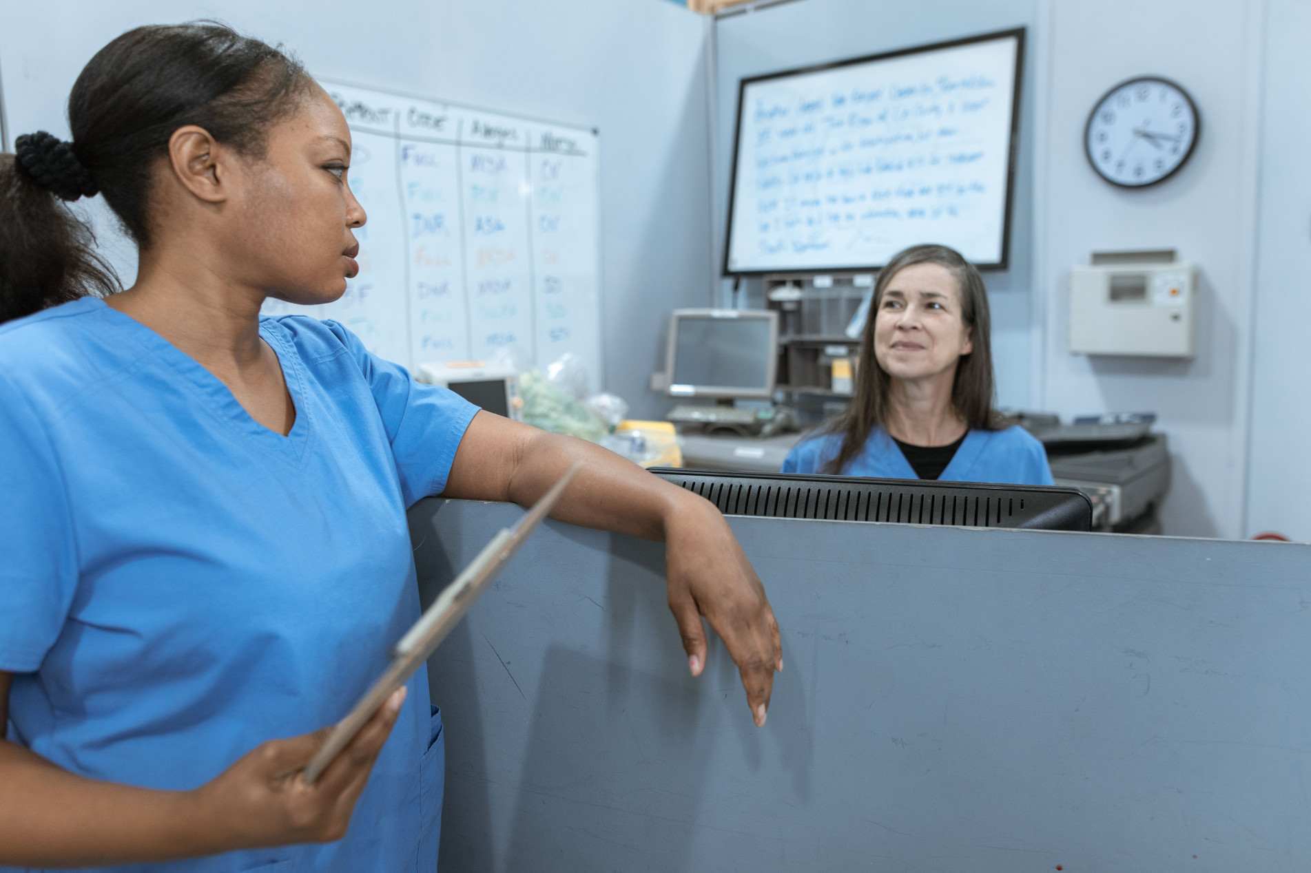 Enfermeira trabalha durante seu turno em hospital