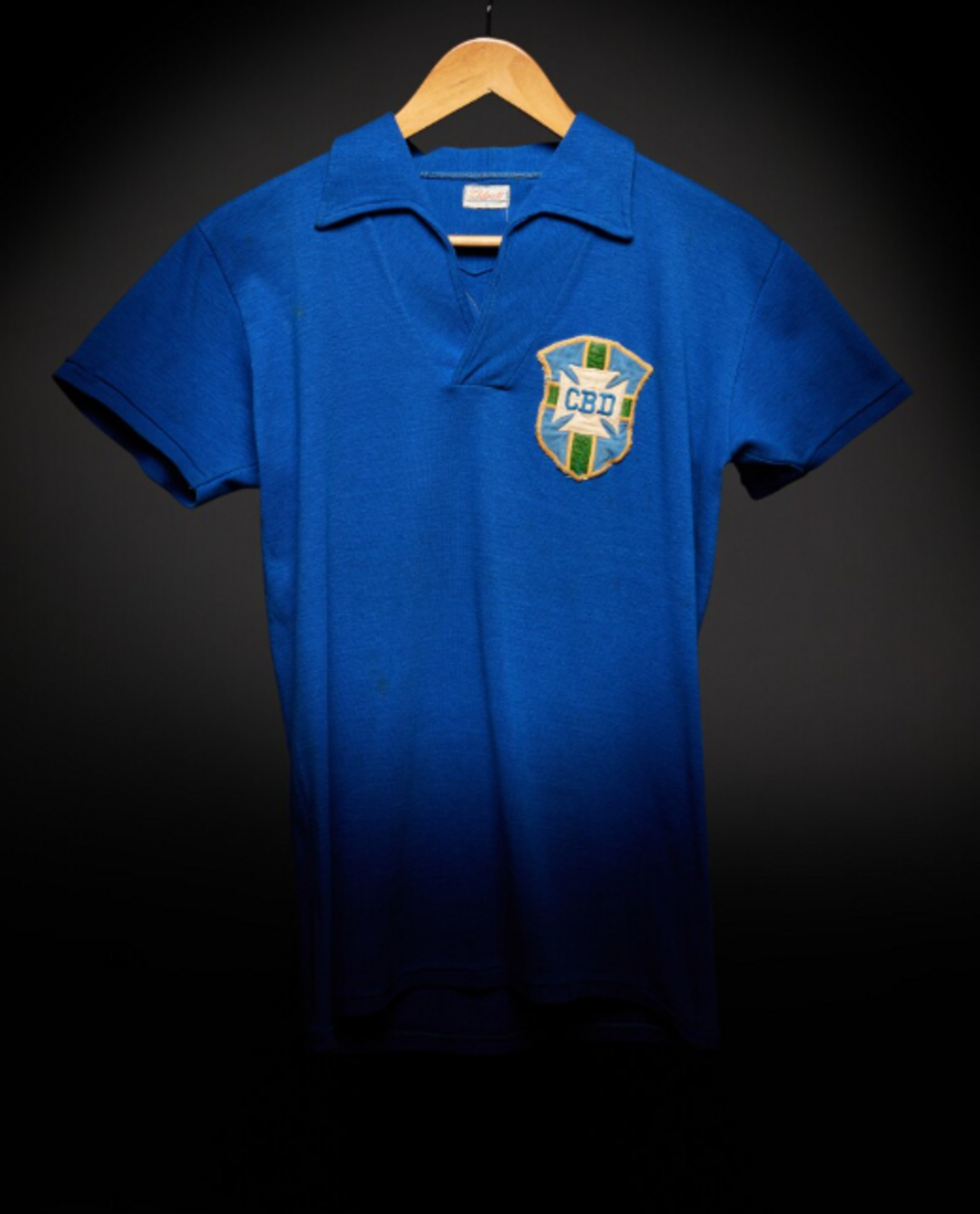 Camisa utilizada por Pelé na final da Copa do Mundo de 1958. Imagem do catálogo do leilão 