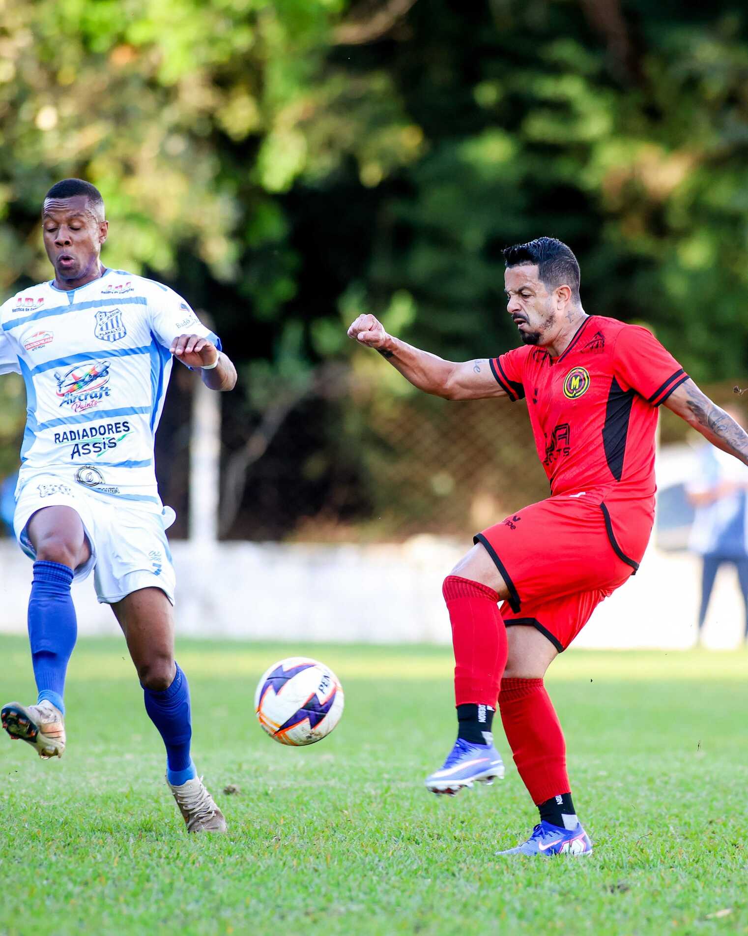 Jardim Planalto (uniforme branco e azul) e Manchester Paulista empataram sem gols na rodada passada