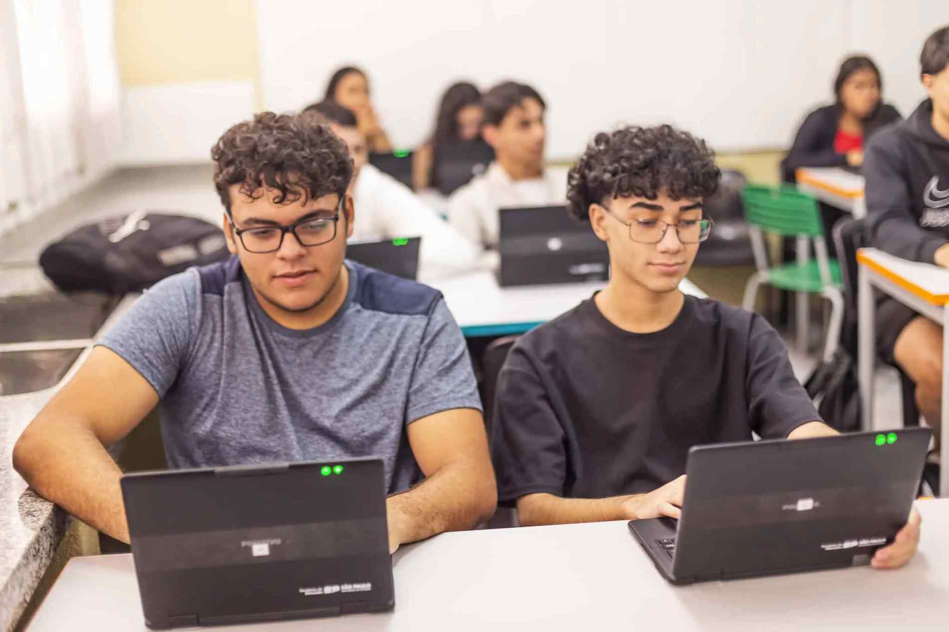 Estudantes da rede estadual podem concorrer a vagas com jornada de quatro horas diárias