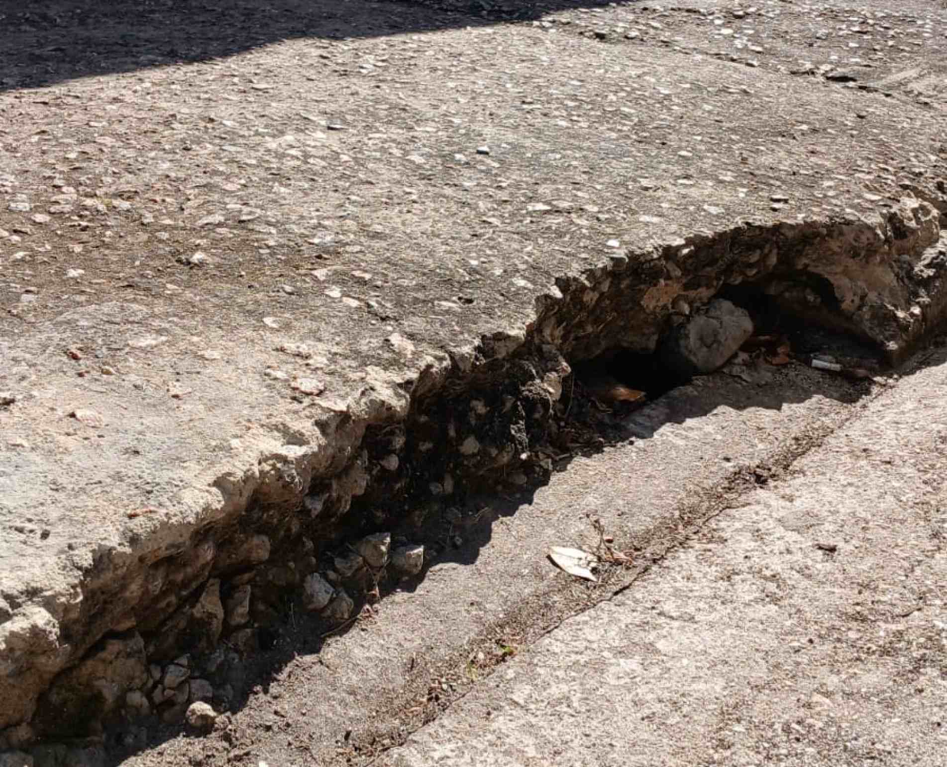 As aberturas, localizadas na pista e na guia da na rua Albuquerque Lins, são constantes e já furaram pneus de carros