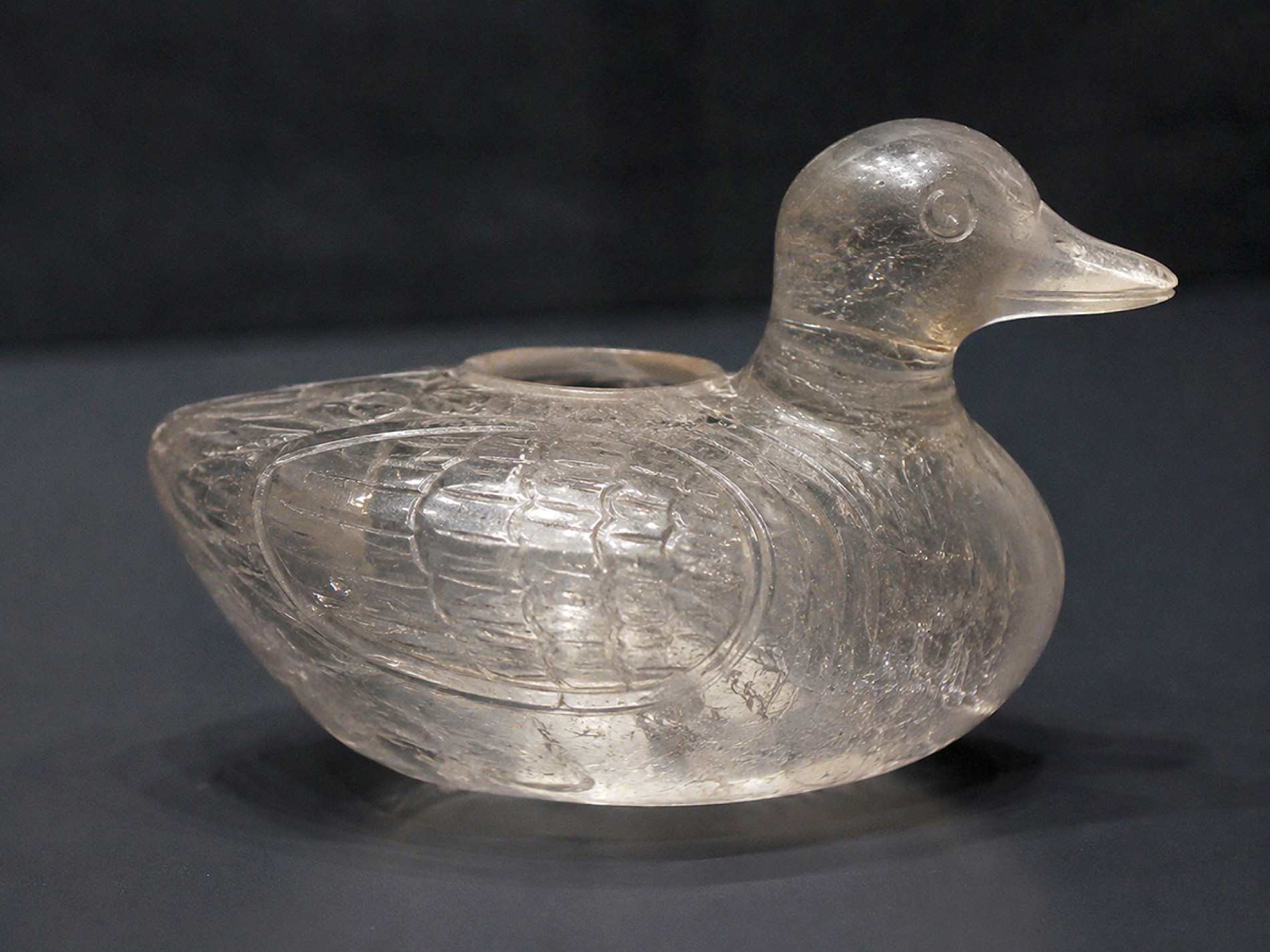 Pequeno pato esculpido em cristal de 
rocha há mais de 2 mil anos está entre as peças históricas 
do Museu Britânico, em Londres
