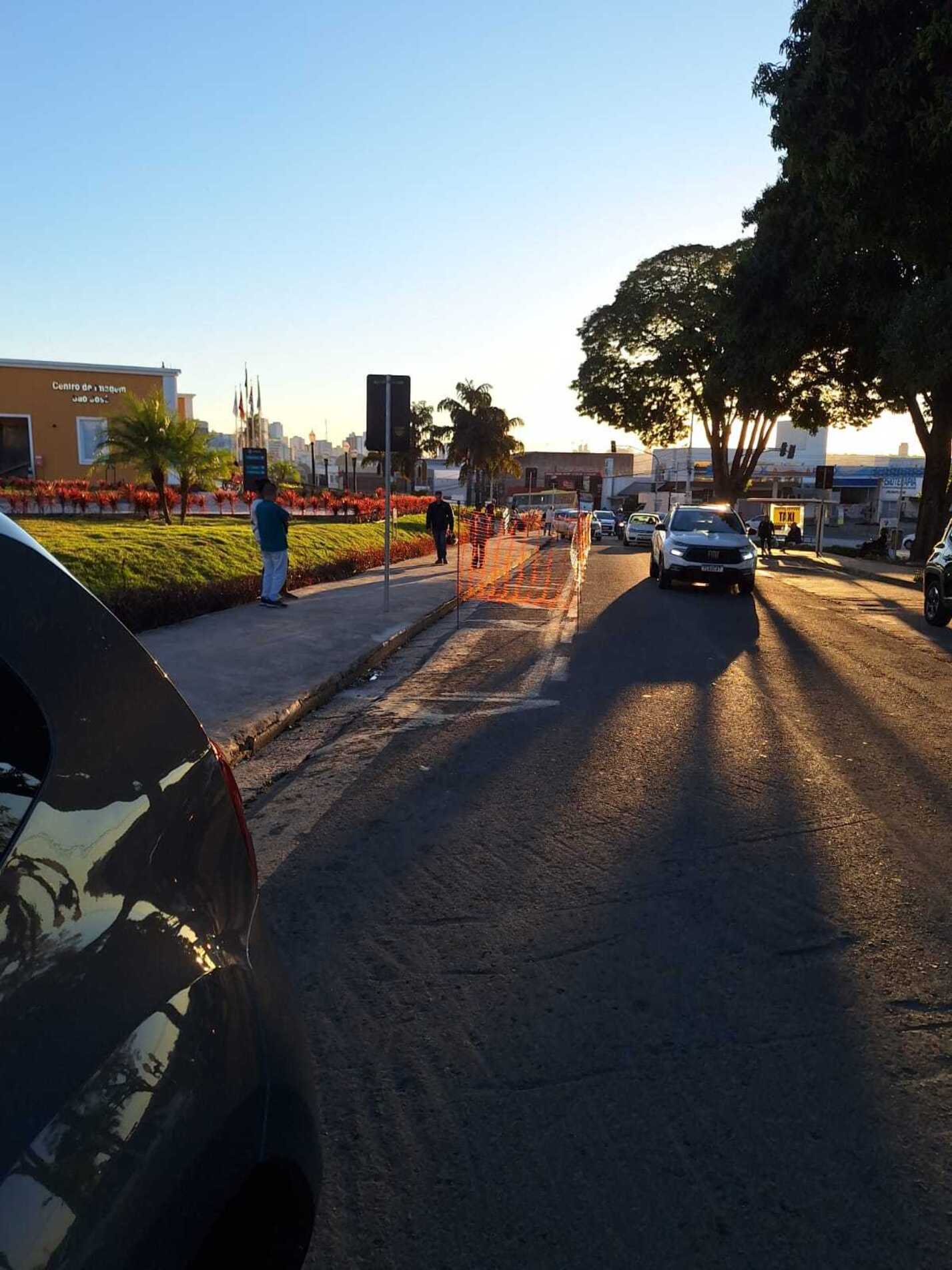 Interdição de via e calçada irrita quem é atendido na Santa Casa