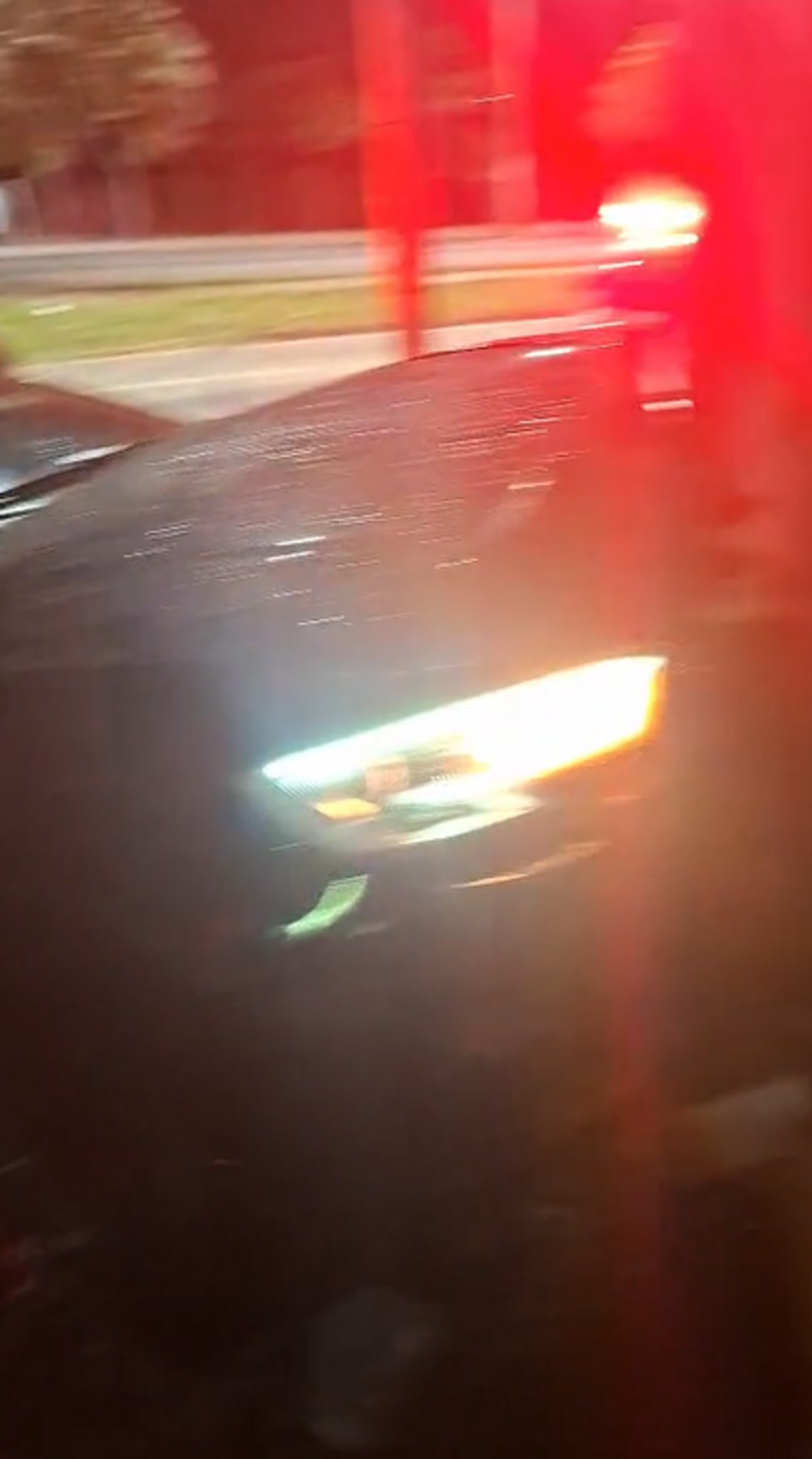 O veículo foi interceptado após colidir contra o muro de um condomínio no cruzamento com a rua Abraão Pisky, no bairro Caguaçu