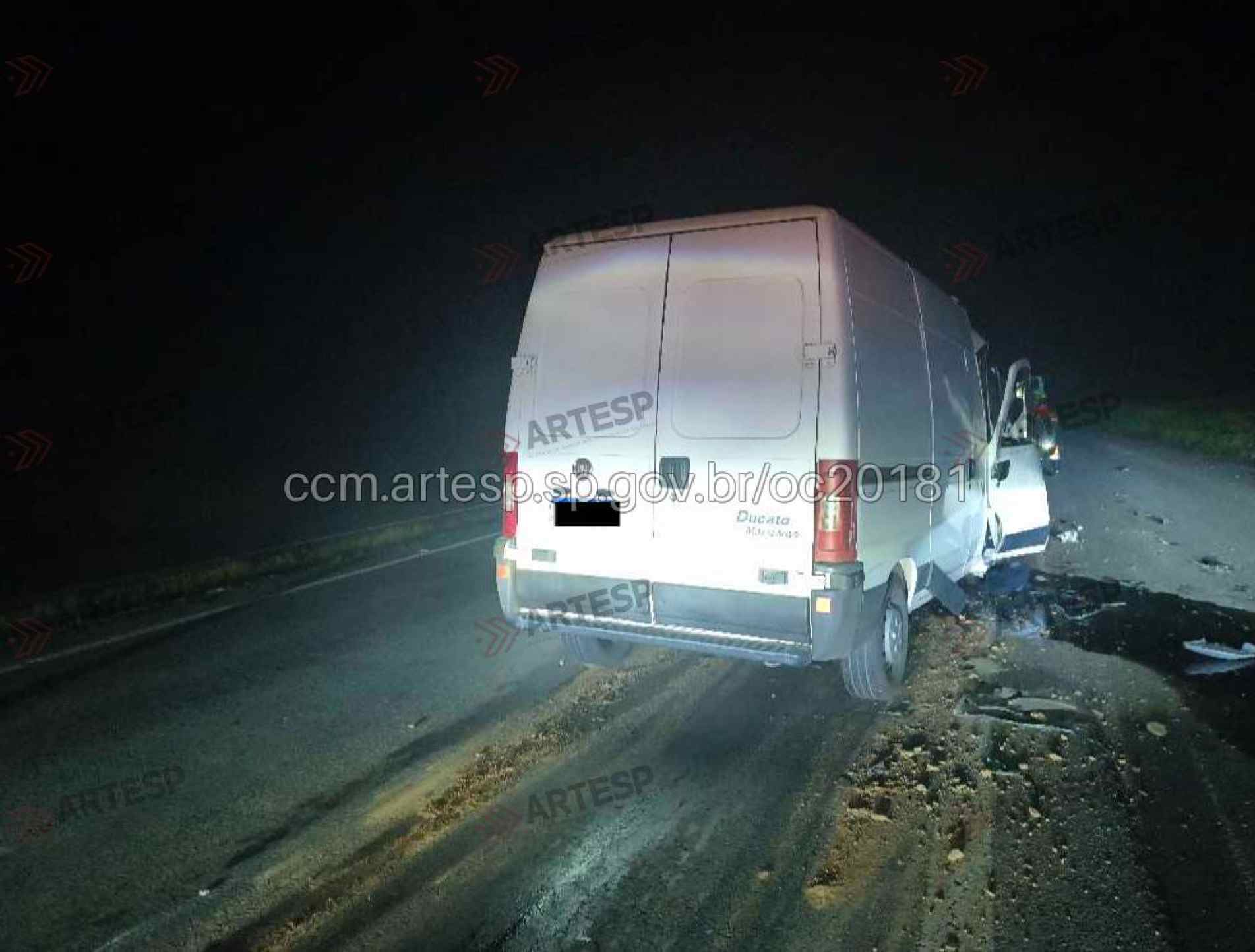 Segundo informações apuradas no local, a van trafegava pela faixa 2 quando, por motivos ainda a serem esclarecidos, bateu na traseira de um caminhão
