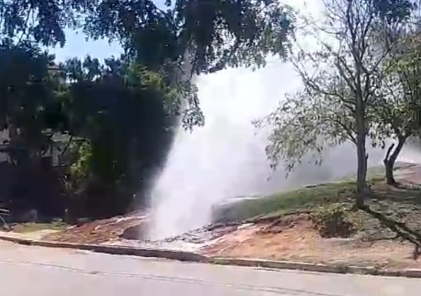 Após quarta manutenção realizada pelo Saae, problema persiste no local