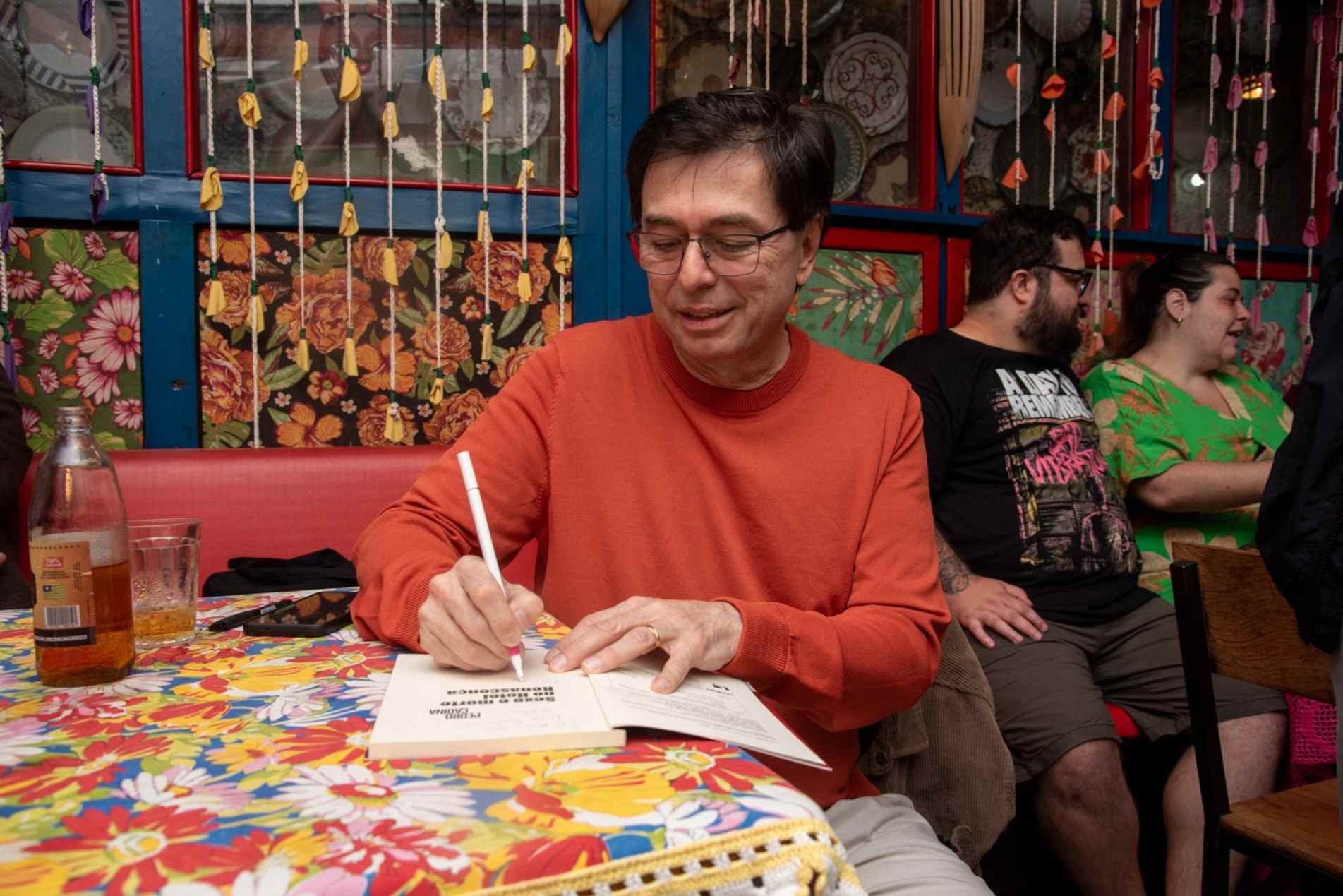Autor sorocabano iniciou a carreira no jornal alternativo Sorocaba Urgente 
e também atuou como repórter e redator do Cruzeiro do Sul