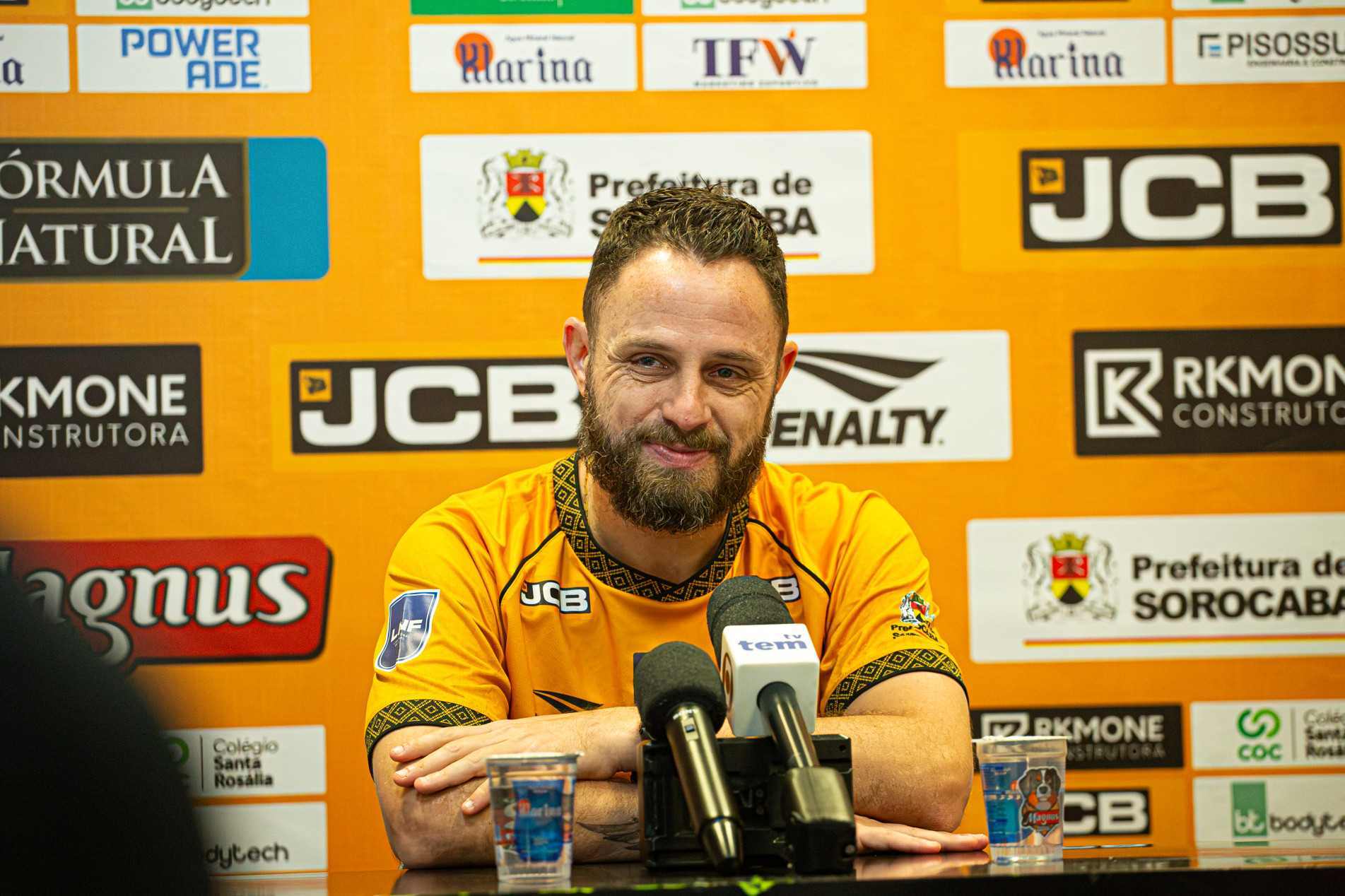 Atleta durante entrevista coletiva: 