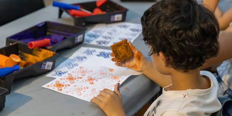 Às 10h,  acontece Criando carimbos com elementos da natureza, conduzida pela educadora de atividades infantojuvenis Andreia Ferreira Reis