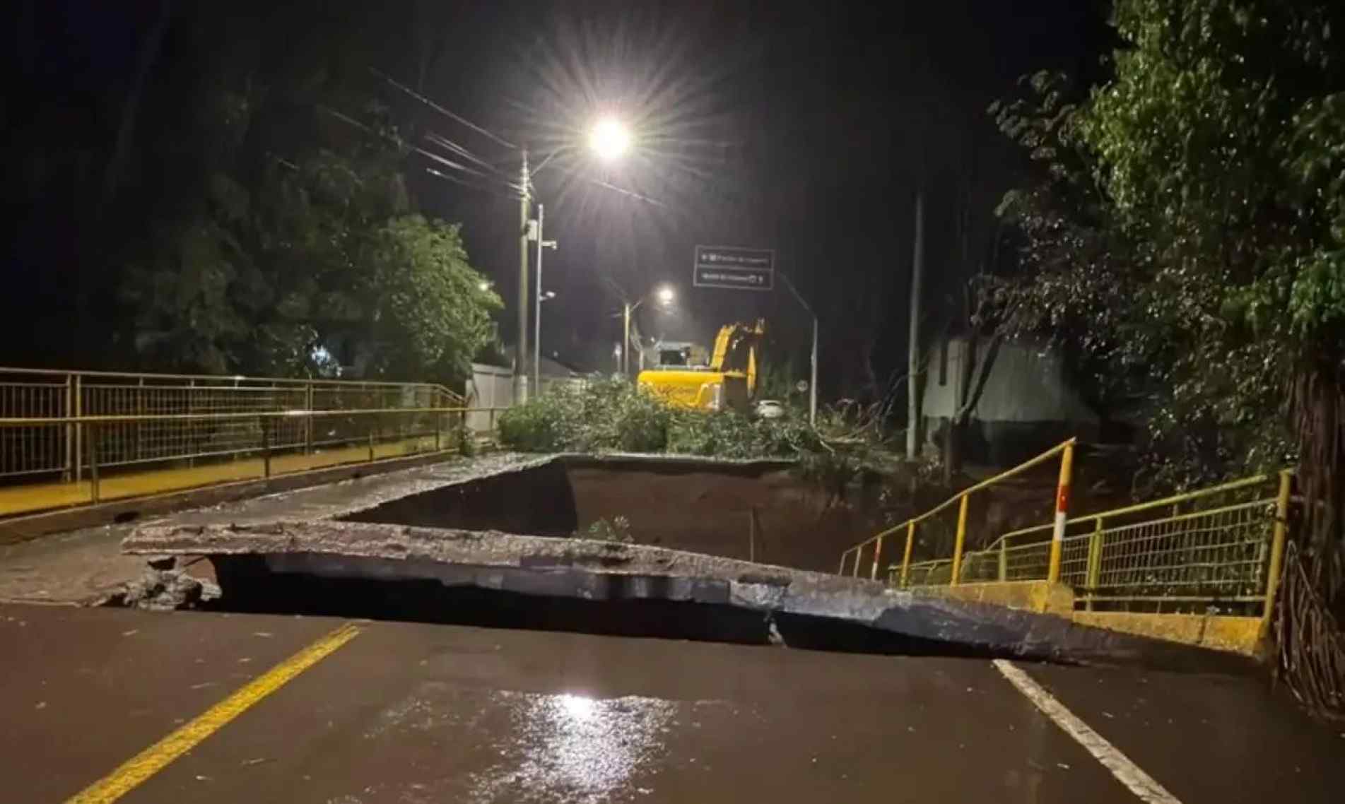 Rios e córregos transbordaram em 16 municípios