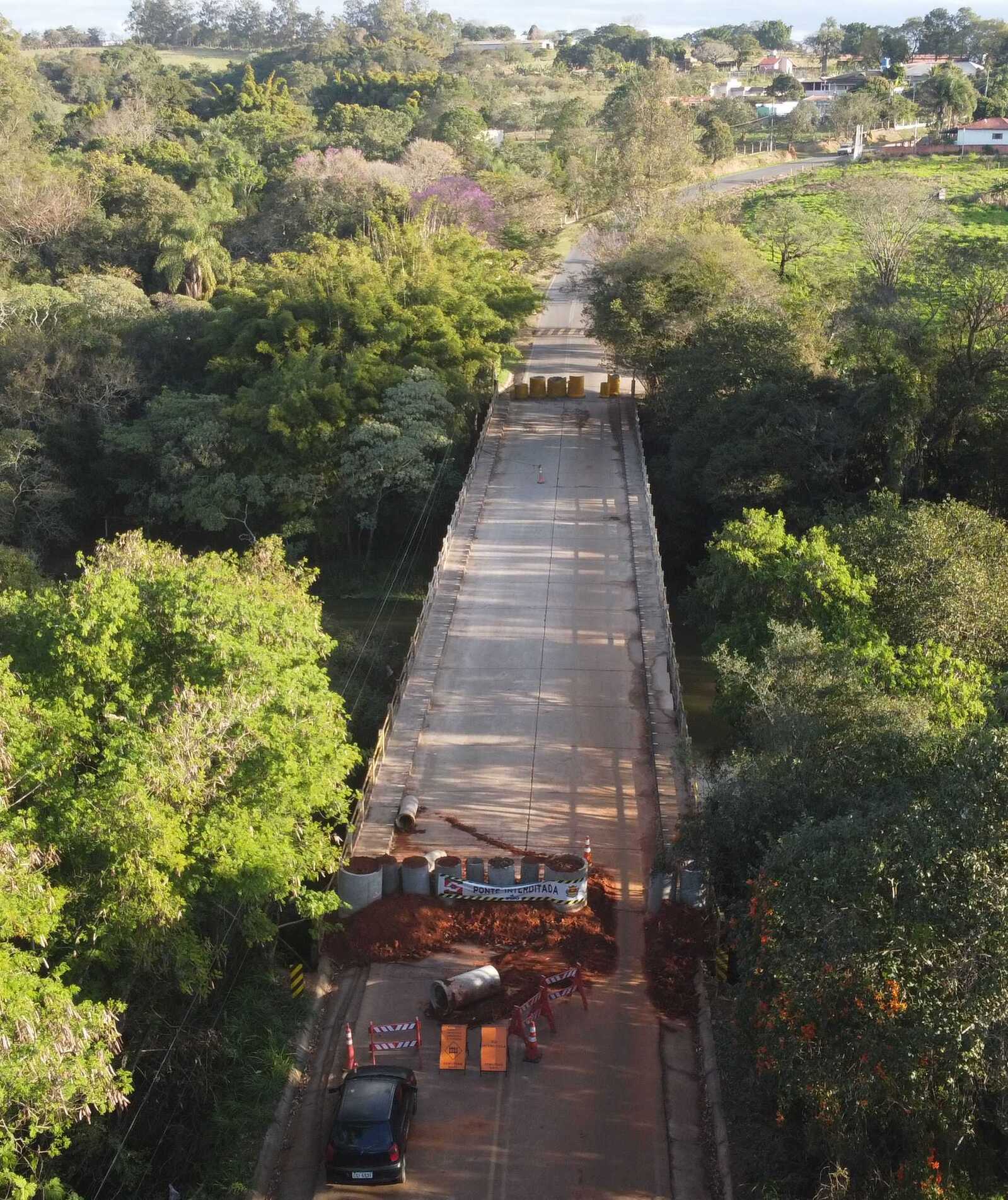 Com a interdição mantida desde o início de junho, a ponte que liga os dois municípios aguarda a elaboração do projeto de recuperação para o início das obras