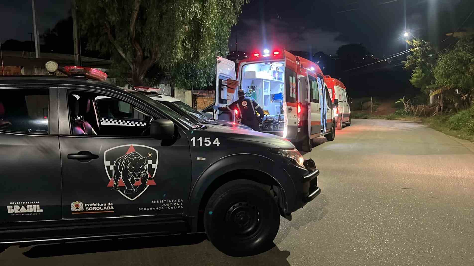 No endere&ccedil;o, os guardas encontraram a v&iacute;tima ca&iacute;da, com dois ferimentos provocados por um canivete