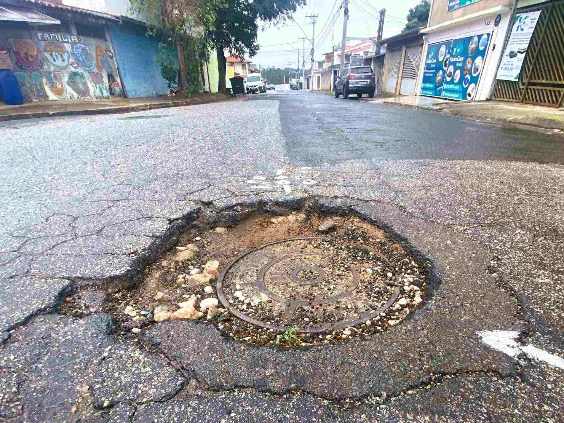 Cratera ao redor da tampa de escoamento expõe risco a motoristas e pedestres
