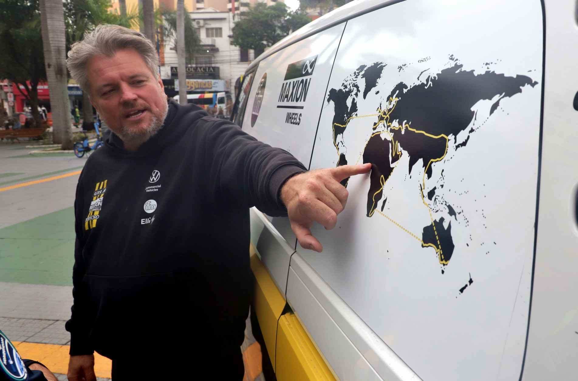 Rainer Zietlow já passou por dezenas de países, cruzando Europa, Ásia, Oceania, África 
e Américas; ele esteve 
em Sorocaba na 
sexta-feira e seguiria ontem para Santos