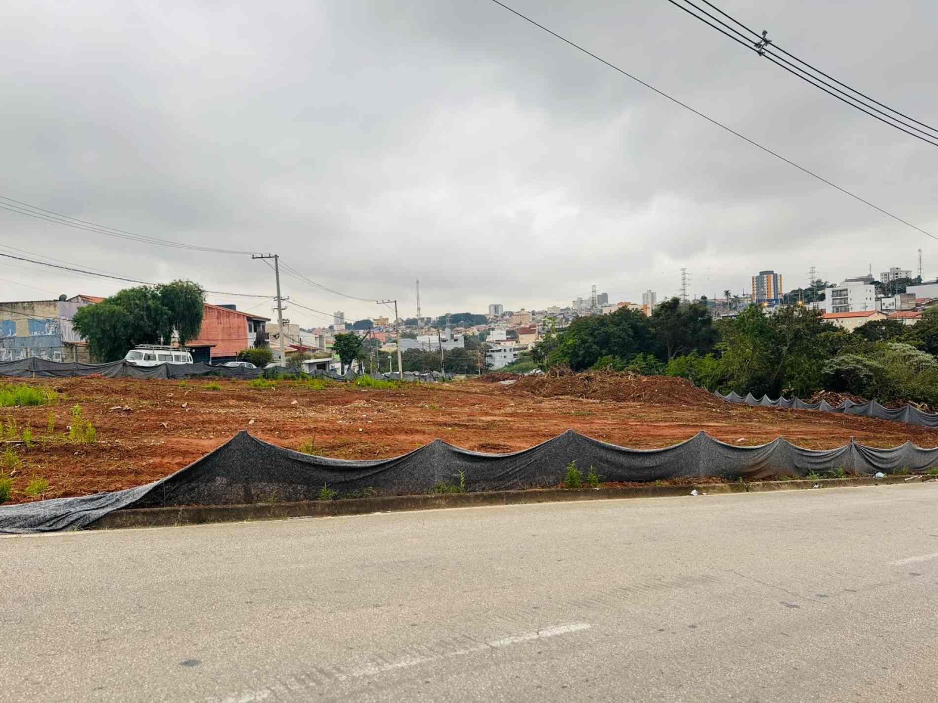 Canteiro de obras estava vazio na tarde de 
ontem (24), sem máquinas ou trabalhadores 