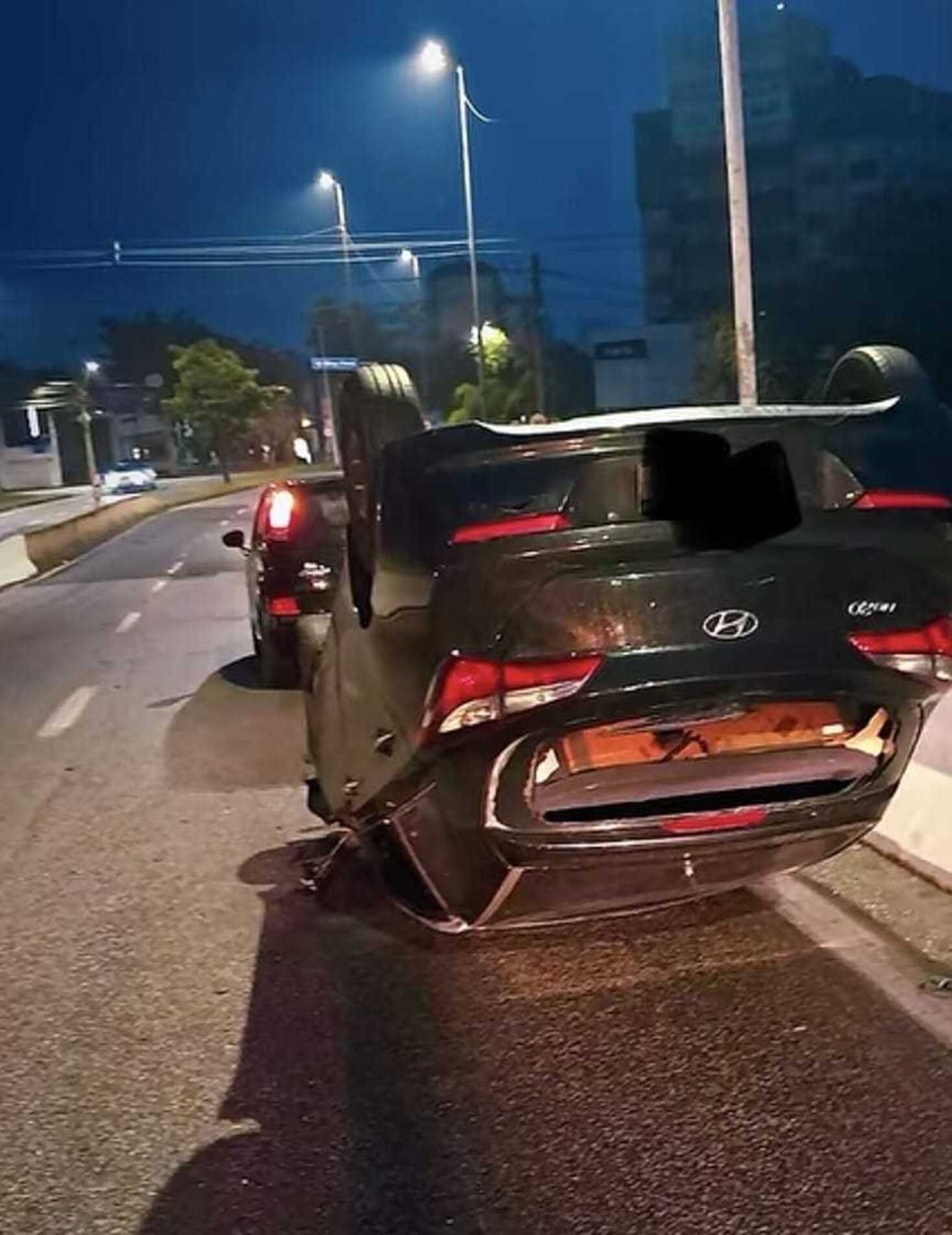 Com o tombamento, parte da via precisou ser interditada para que o atendimento fosse realizado com segurança.
