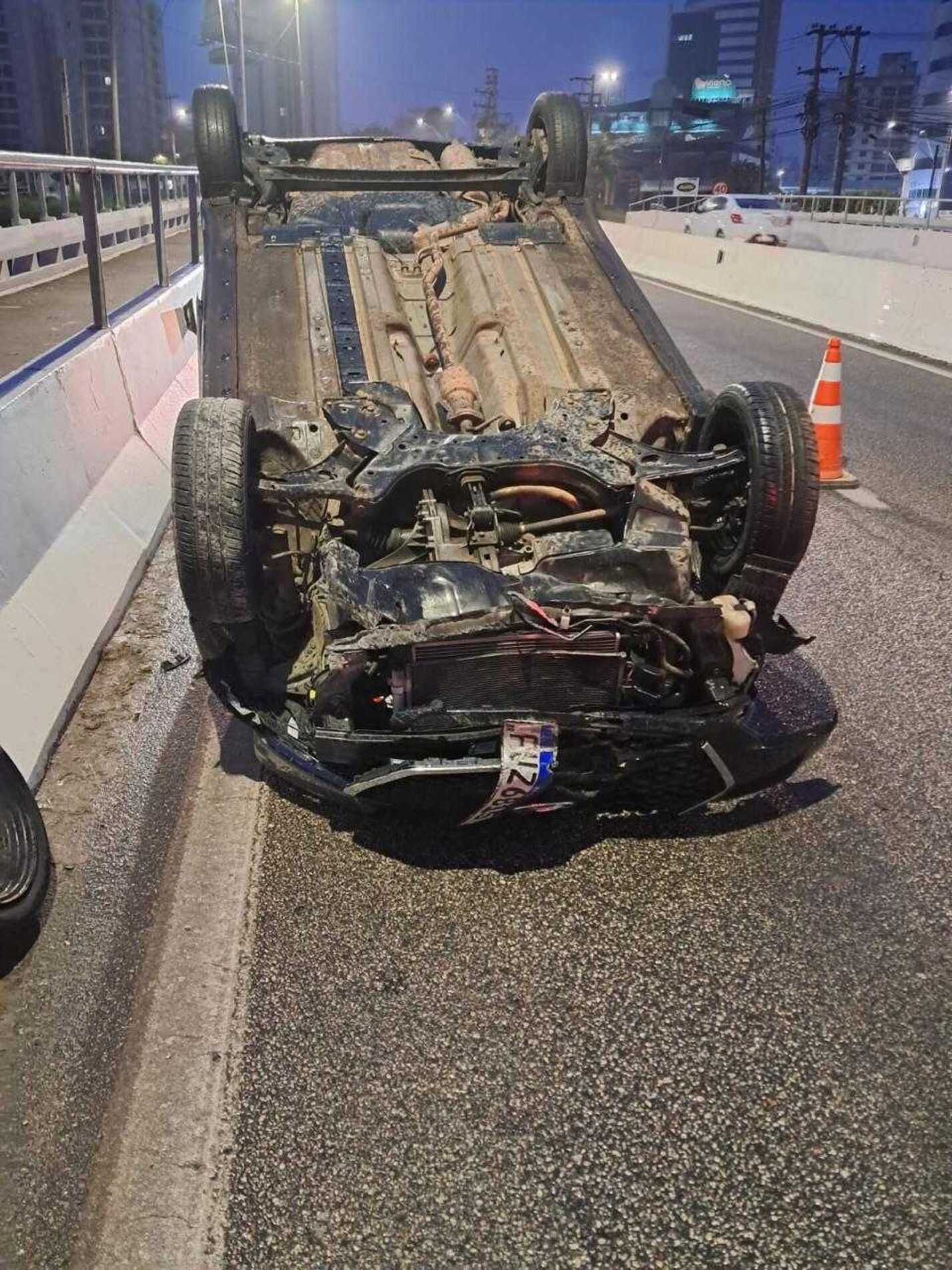 Via ficou parcialmente interditada por cerca de 45 minutos na manhã de ontem