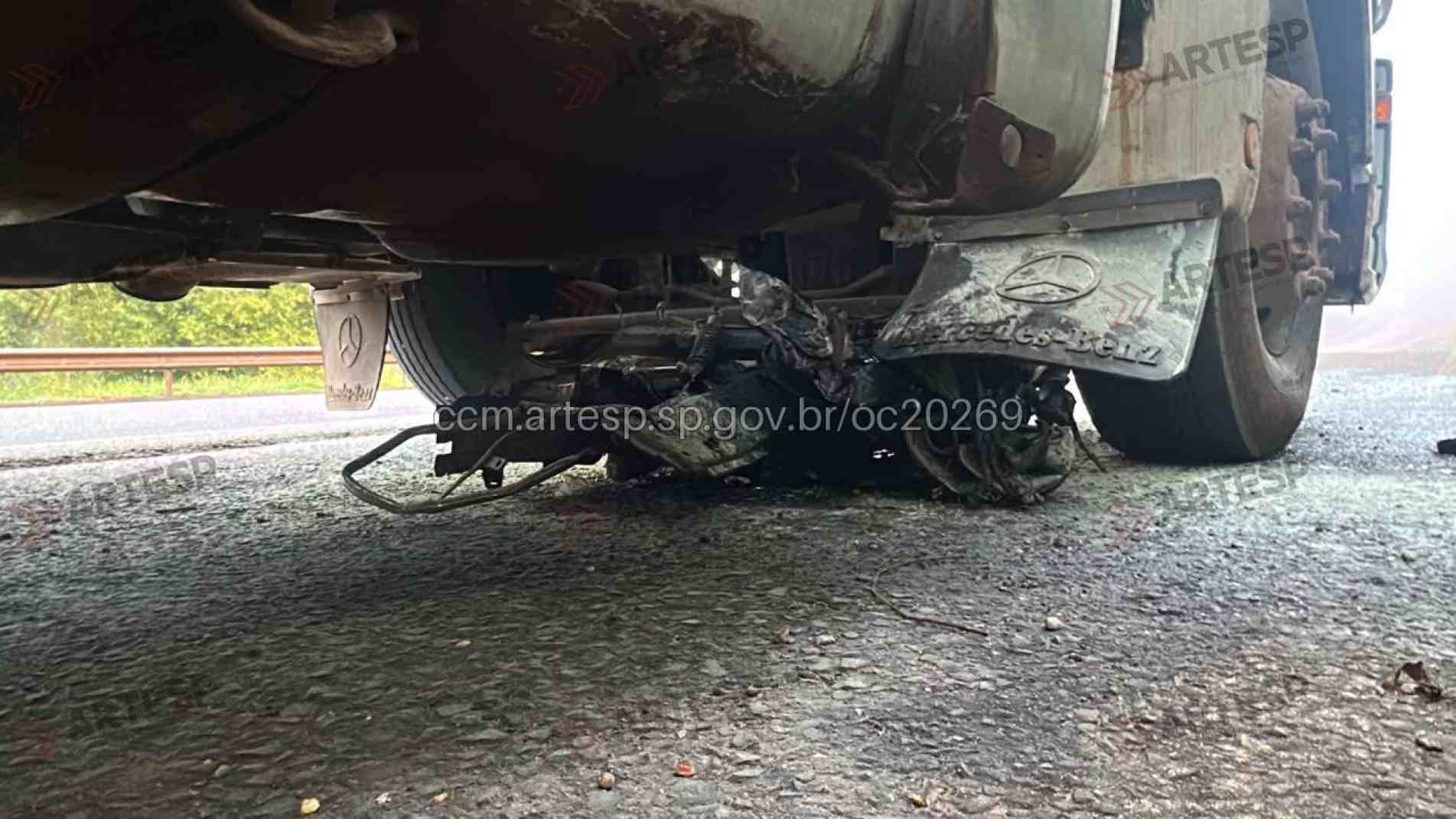 Em um dos casos, um motociclista morreu após
colidir com um caminhão na Raposo Tavares, em Itapetininga