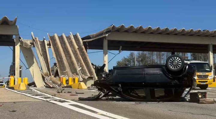 Carro em alta velocidade destrói parte de pedágio e motorista morre