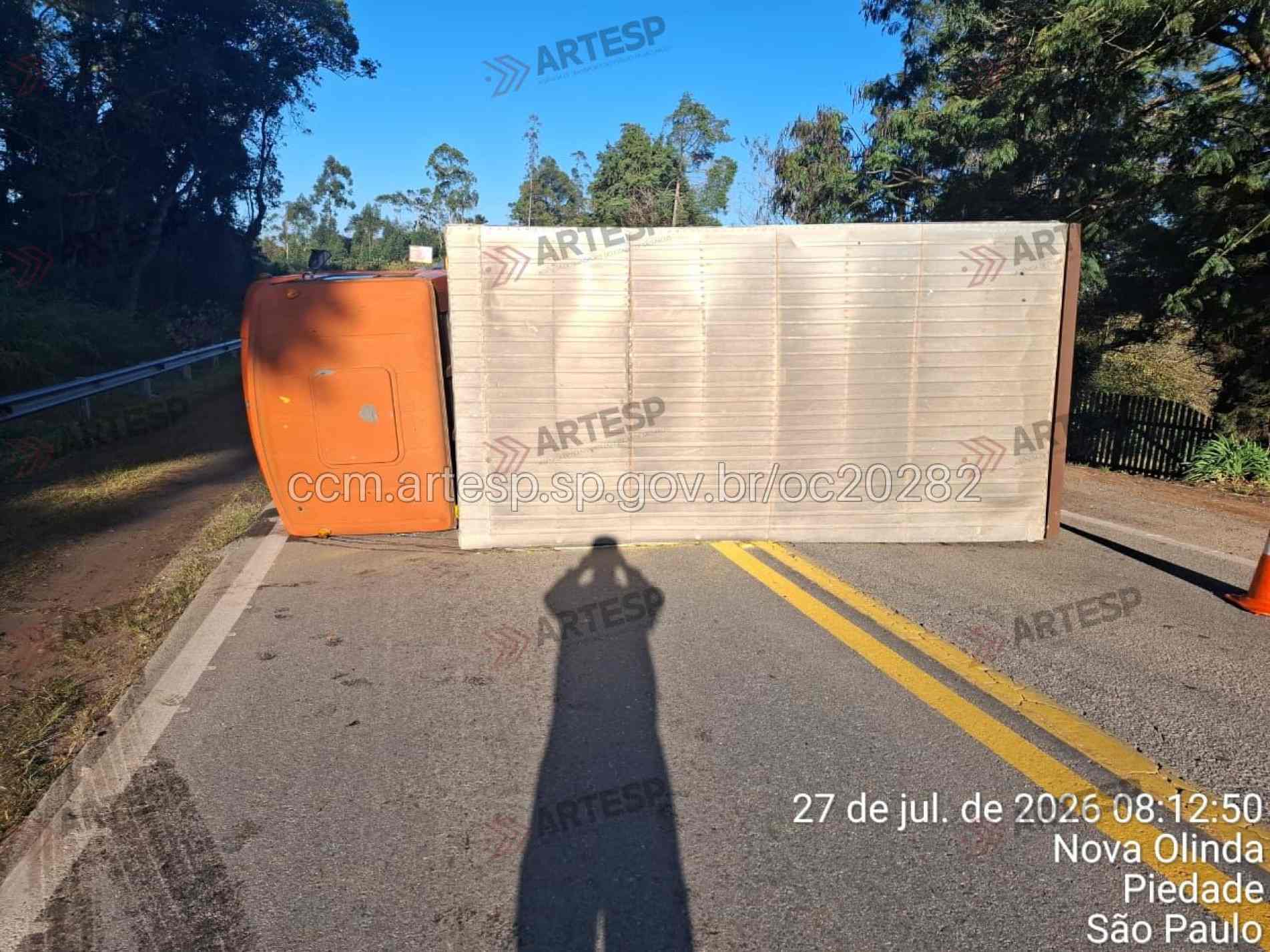 Caminhão carregado com duas toneladas de verduras interdita completamente a via após tombar 