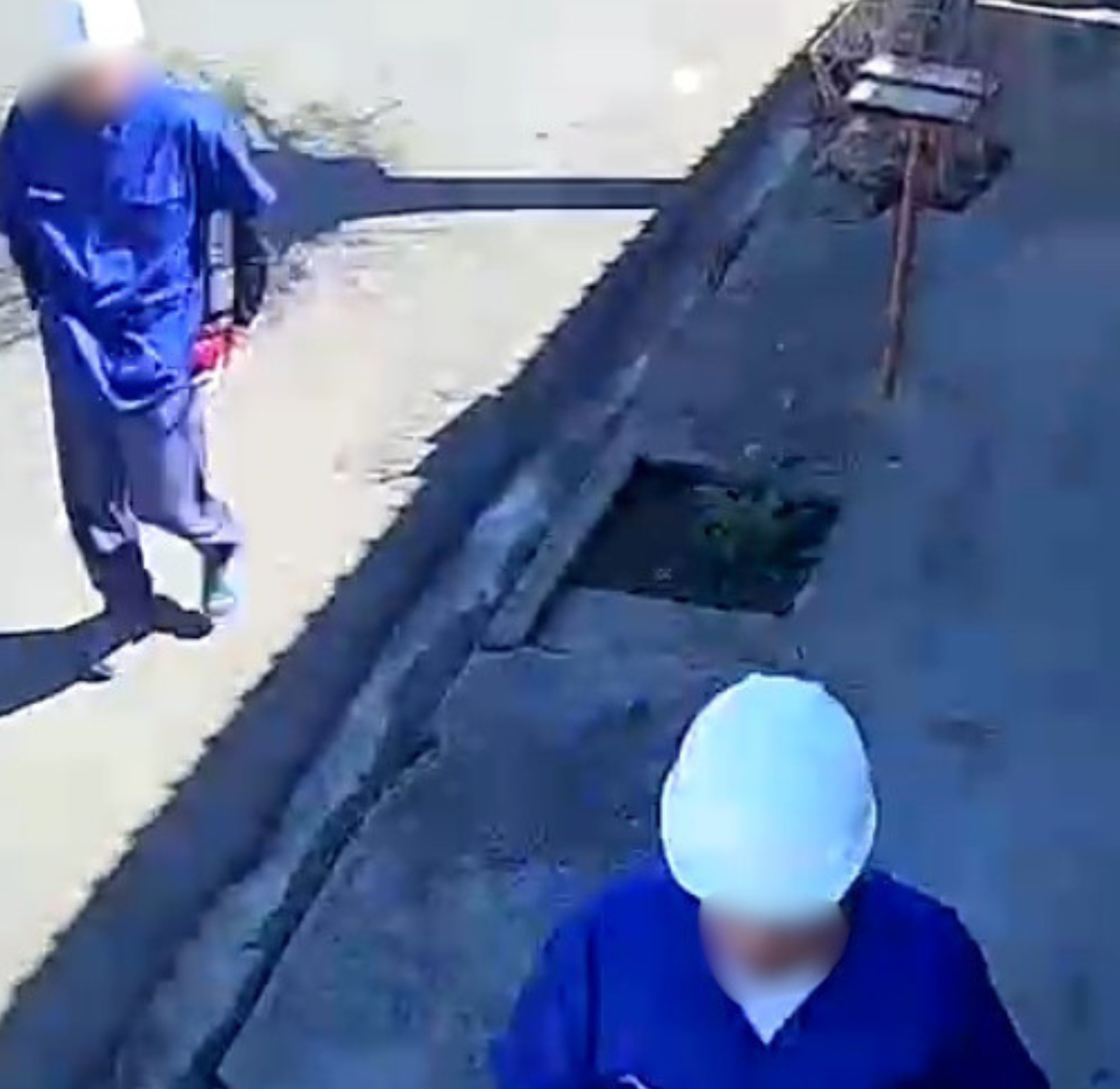  Os criminosos roubaram cartões bancários, as respectivas senhas e outros pertences