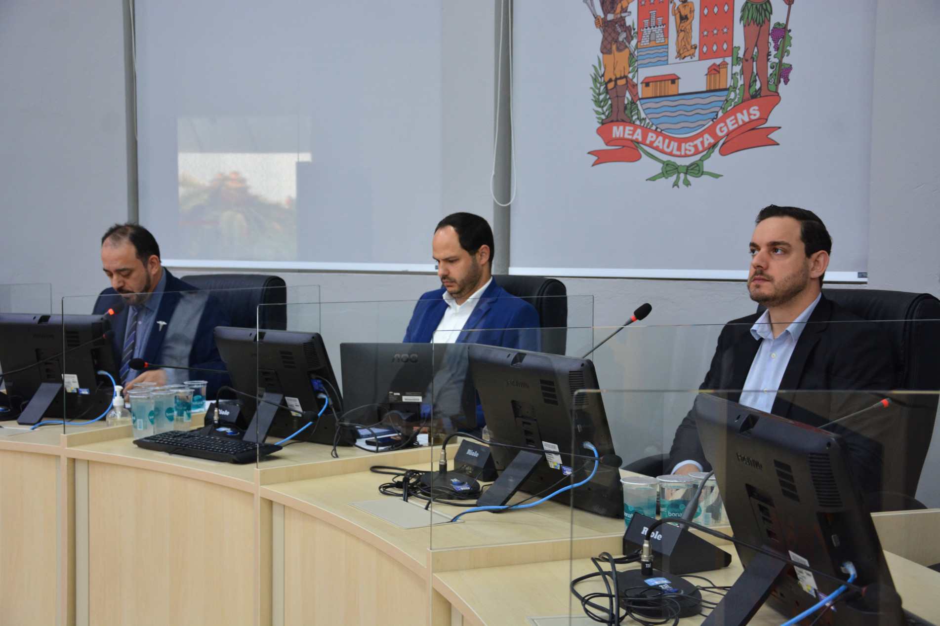 Durante a sessão, os vereadores aprovaram o relatório final da comissão, que aponta falhas na governança da autarquia, problemas no processo de tomada de decisão e questionamentos sobre a atuação da consultoria financeira responsável por auxiliar o instituto