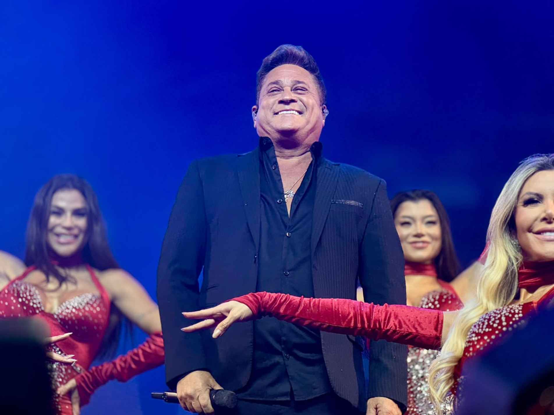 O cantor Leonardo levou ao palco uma apresentação marcada pela memória afetiva do público