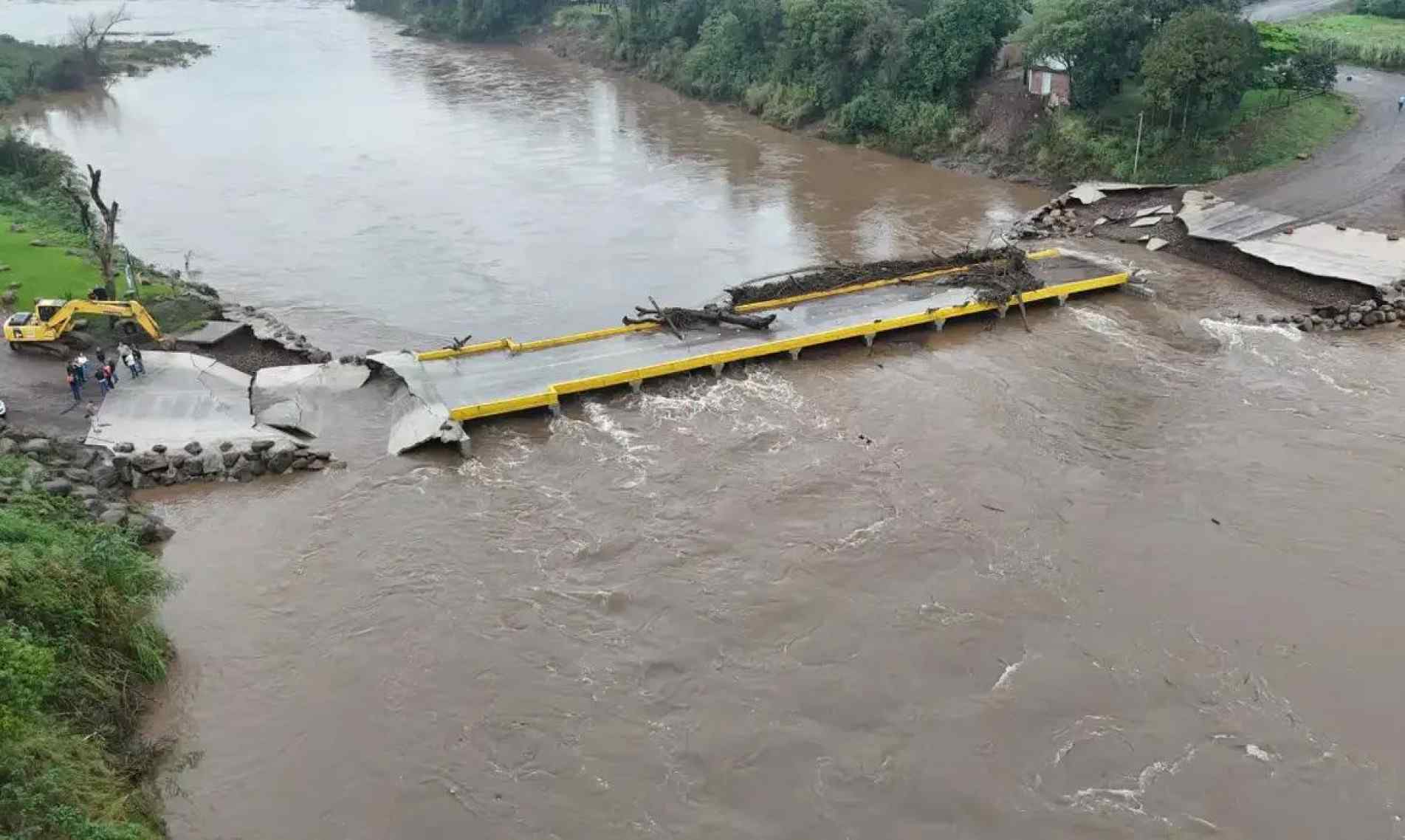 Força da água danificou ponte no município de Feliz e população ficou isolada