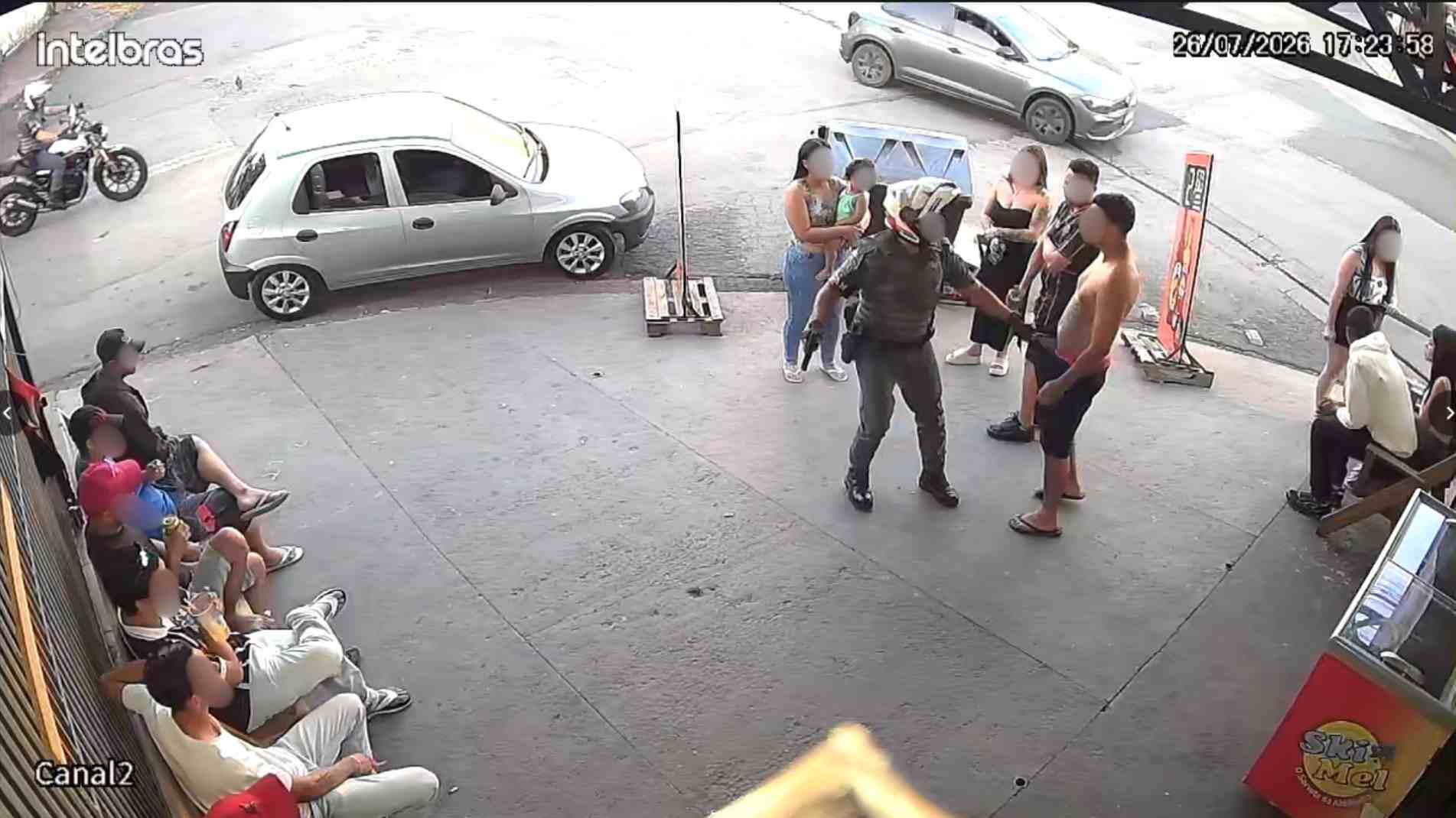 Homem se recusa a acompanhar os policiais, e eles começam utilizar da força para aborda-lo
