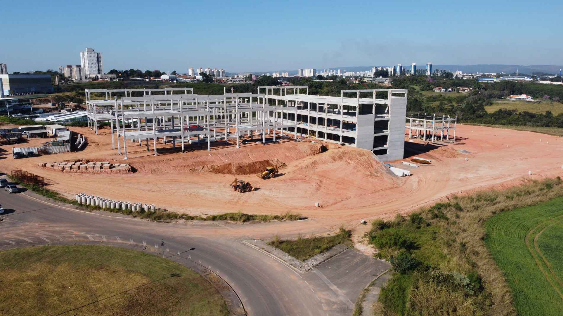 Viga caiu na quinta-feira e operário fraturou tornozelo