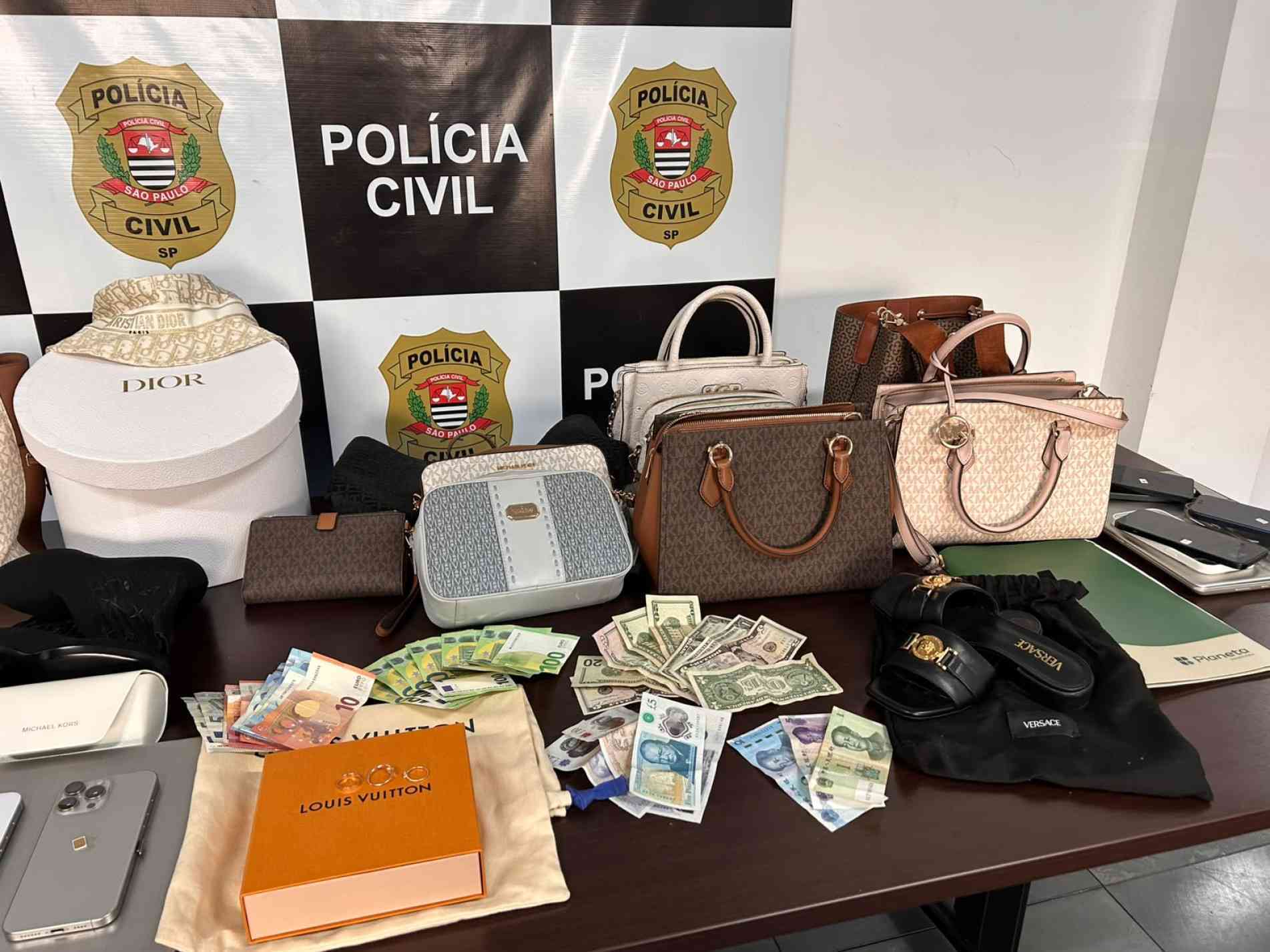 Bolsas e sapatos de luxo também foram apreendidos