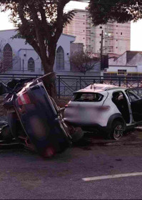Um dos ve&iacute;culos chegou a capotar na via - Cortesia