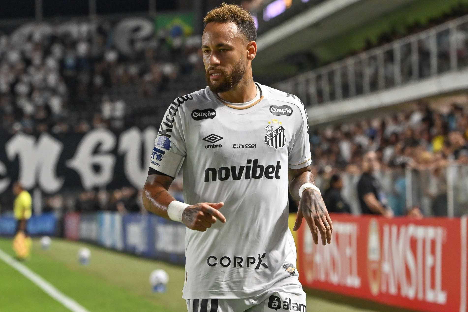 Camisa 10 do Santos fez anúncio em jogo com o Universidad