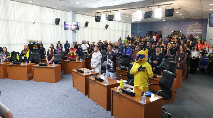 Sessão legislativa faz homenagem para motoboys e motogirls