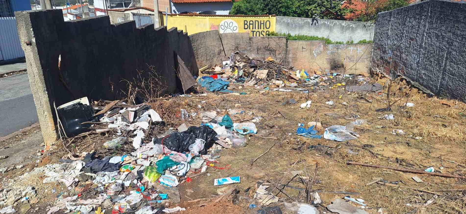 Lixo acumulado e terreno baldio usado 
para furtos são alguns dos problemas