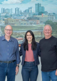 Na foto, da esquerda para a direita: o diretor presidente da diretoria executiva da FUA, Carlos Hingst Corr&aacute;;  a secret&aacute;ria estadual de Meio Ambiente,  Infraestrutura e Log&iacute;stica (Semil), Nat&aacute;lia Resende;  e o diretor editorial da FUA, Rubens Cury Basso - Reinaldo Santos