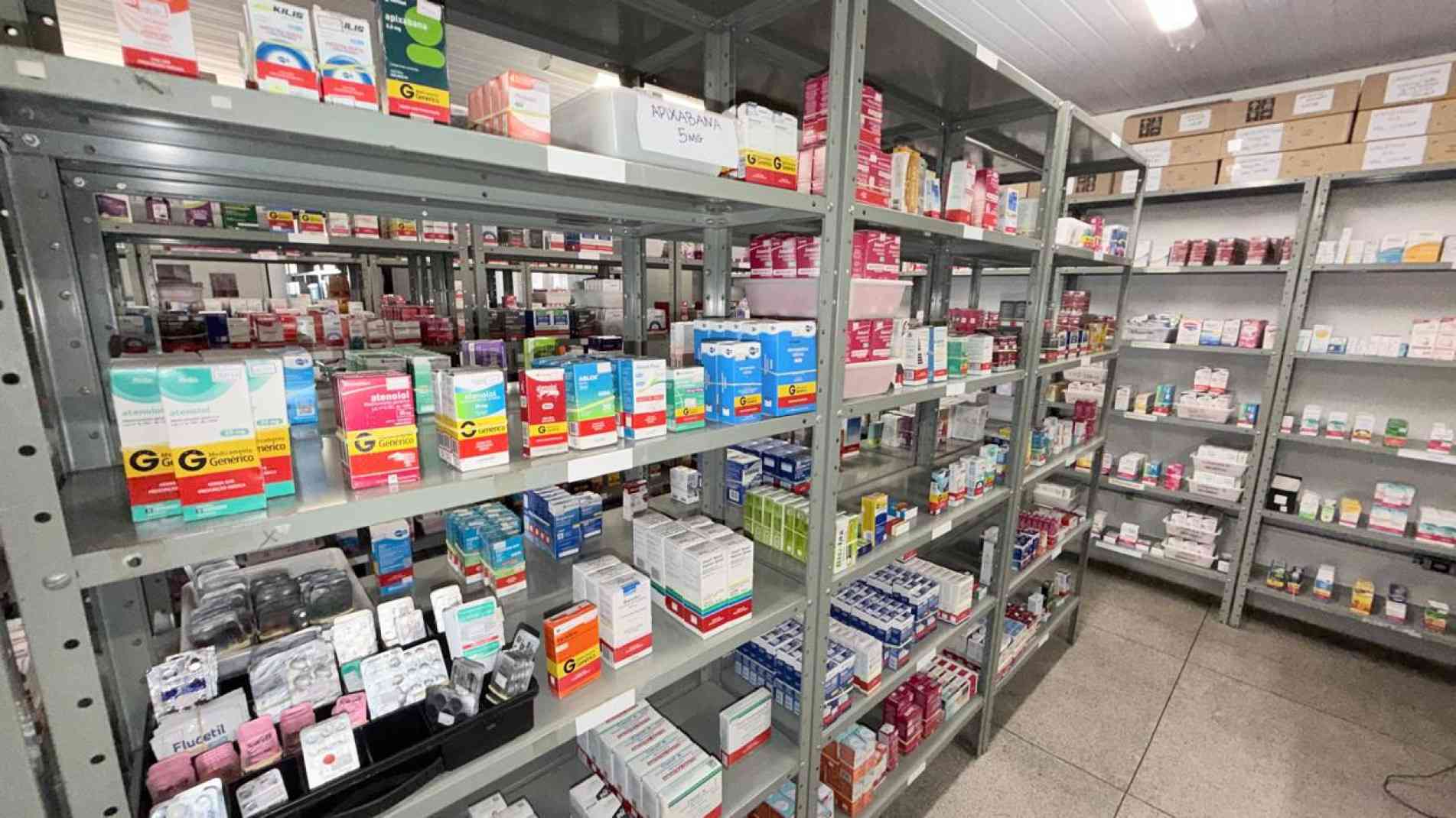 Antes de chegarem aos pacientes, os produtos passam por 
triagem, conferência e armazenamento conforme critérios técnicos