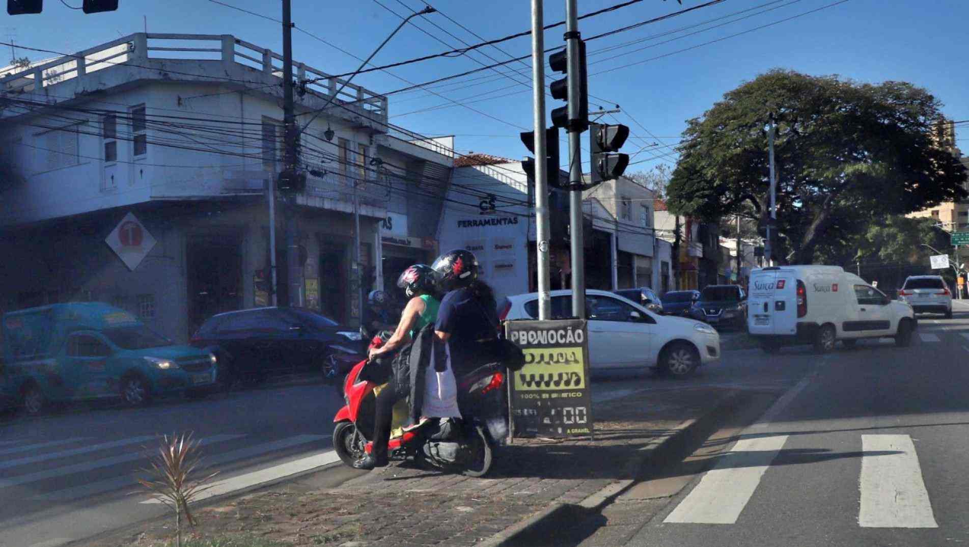 Penalidade é multa multiplicada por três, no valor
de R$ 880,41, sete pontos na CNH e apreensão do veículo