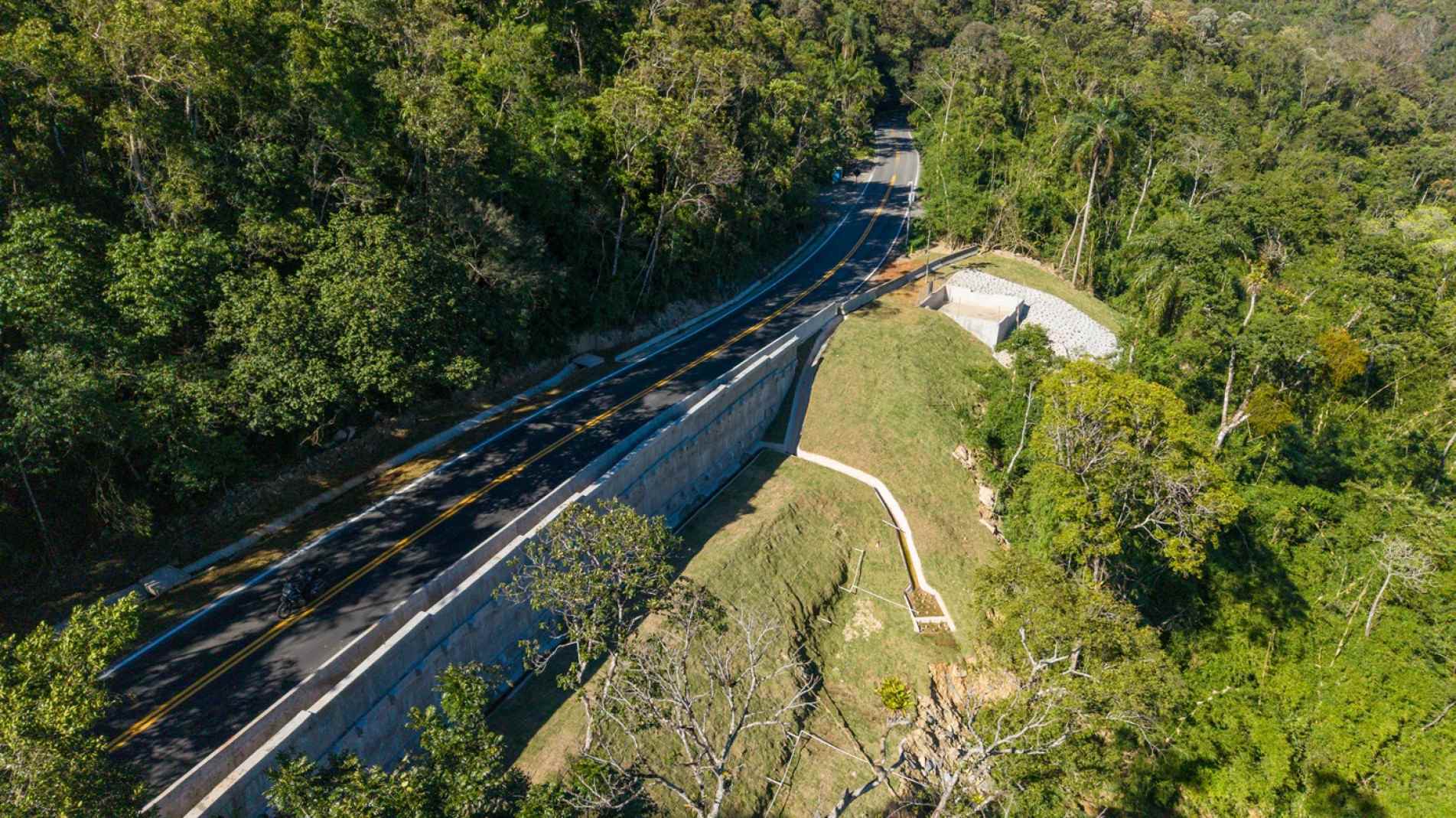 A estrutura possui cerca de 48 metros de extensão, altura variável entre 3,3 e 5,75 metros, além de 33 estacas-raiz, 59 tirantes protendidos e a reconstrução de aproximadamente 160 metros de pavimento
