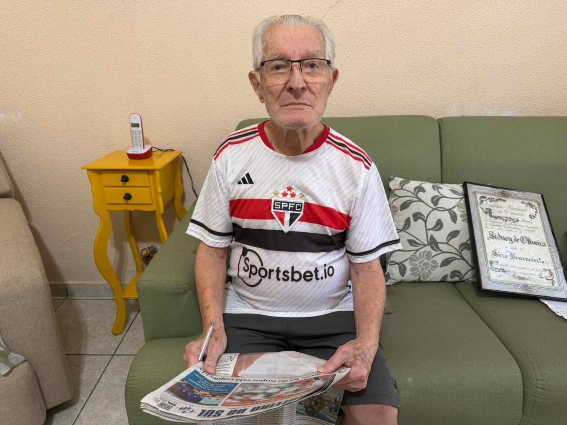 Aos 90 anos, Sidney de Oliveira mantém o hábito 
de ler o jornal todas as manhãs