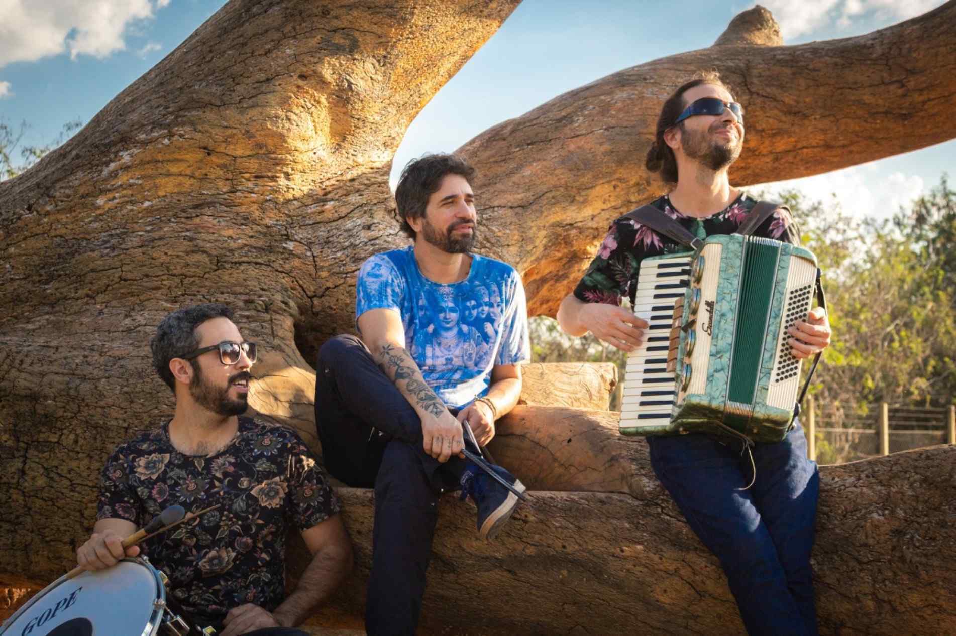 Trio da Terra leva o forró pé de serra ao teatro do Sesi