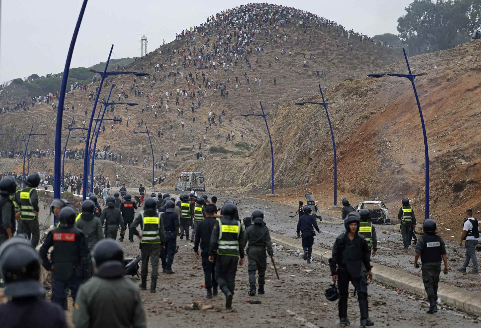 Invasão de milhares de pessoas ao território da Espanha no norte da África mobilizou forças policiais e causou reação imediata de paises da Europa