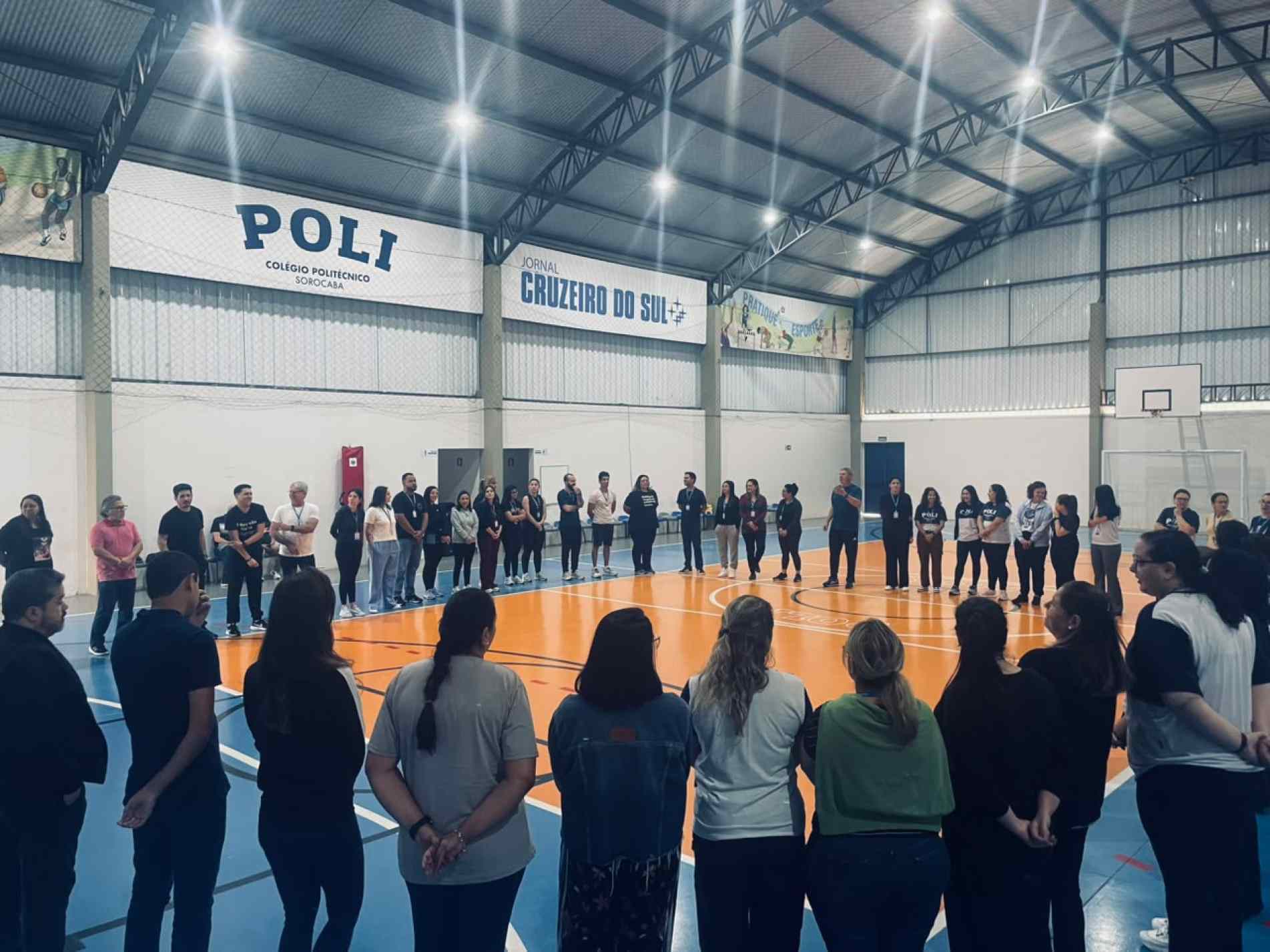 Professor José Geraldo conduz atividade para a equipe docente, utilizando dinâmicas lúdicas e recreativas