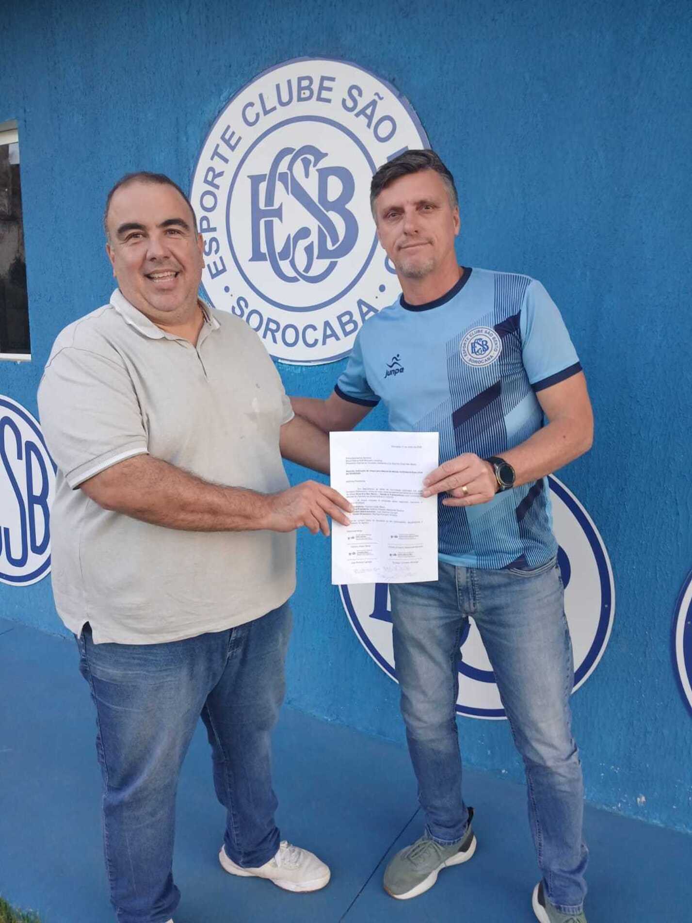 Candidato entrega documento a José Luiz Drey