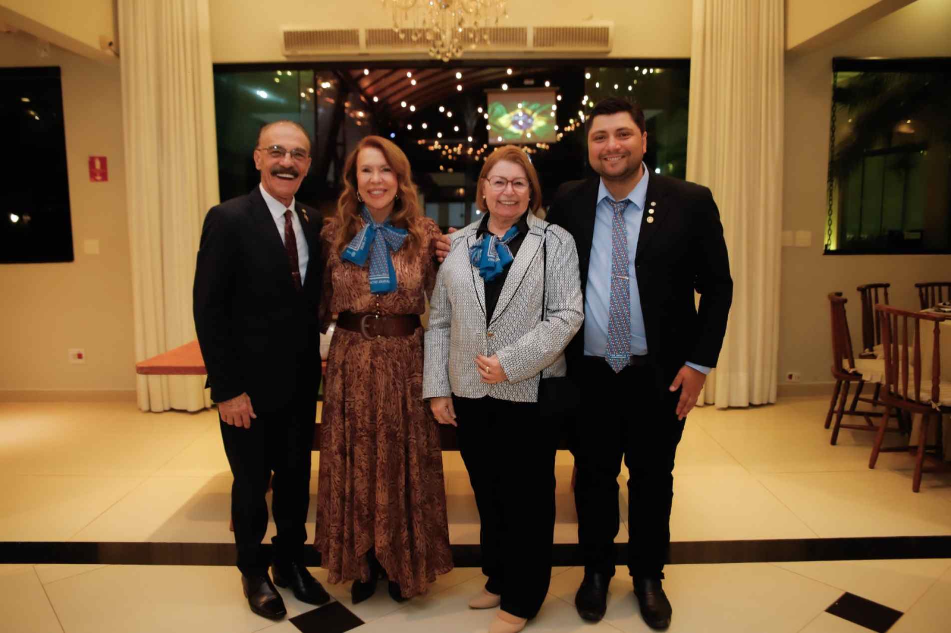 José e Fátima Miguel; Norma Debatin e o presidente empossado, Nicolas Borges